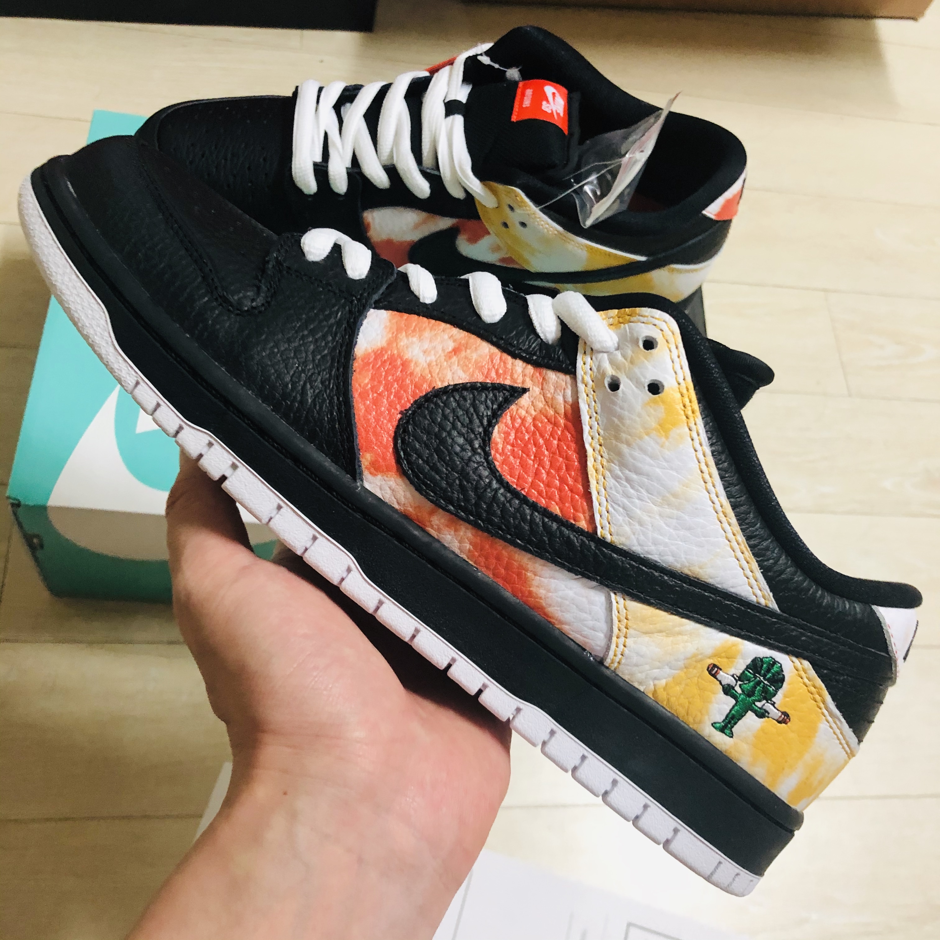 Nike SB Dunk Low Raygun Tie-Dye Black 착용 스타일 - 3