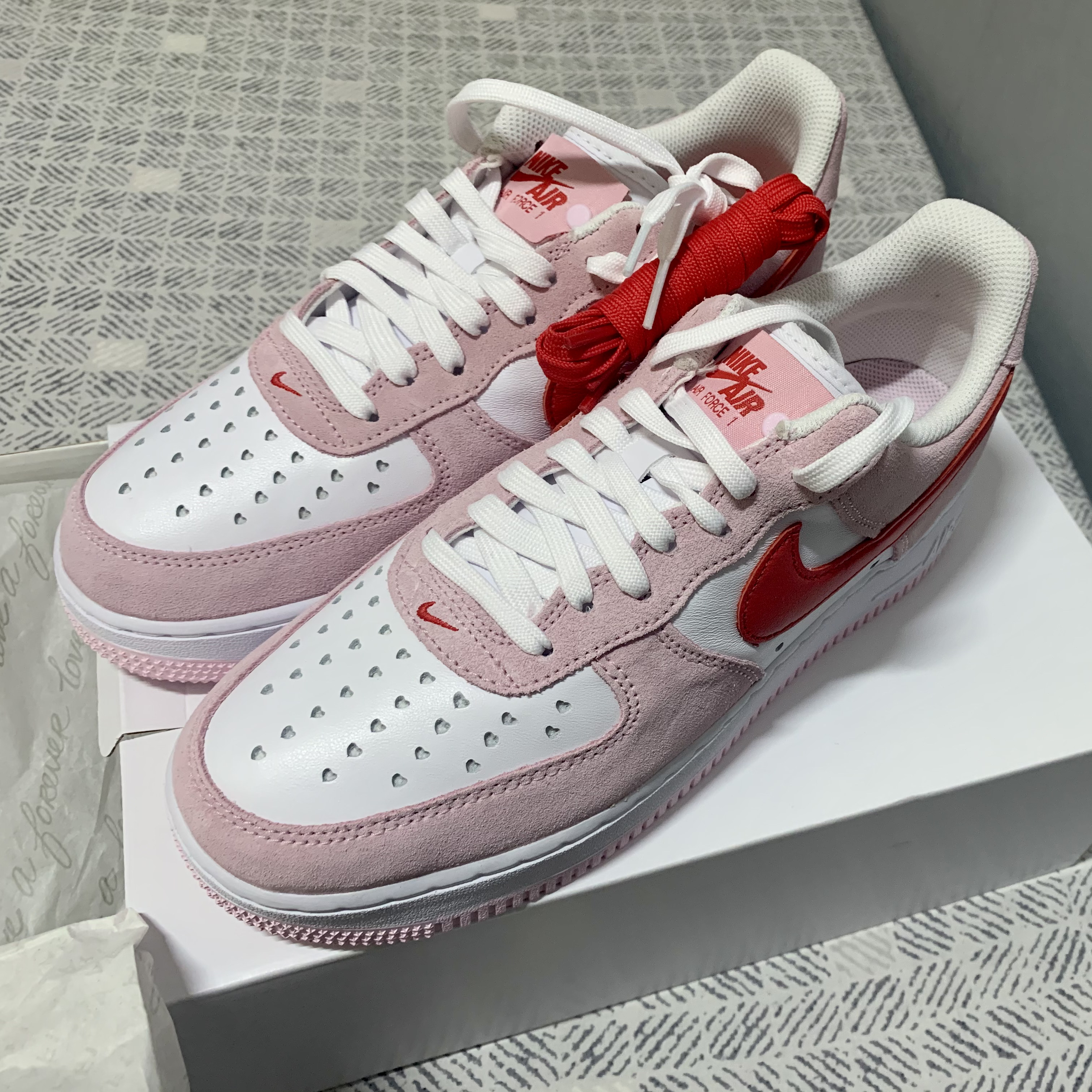 Nike Air Force 1 '07 QS Valentine's Day 착용 스타일