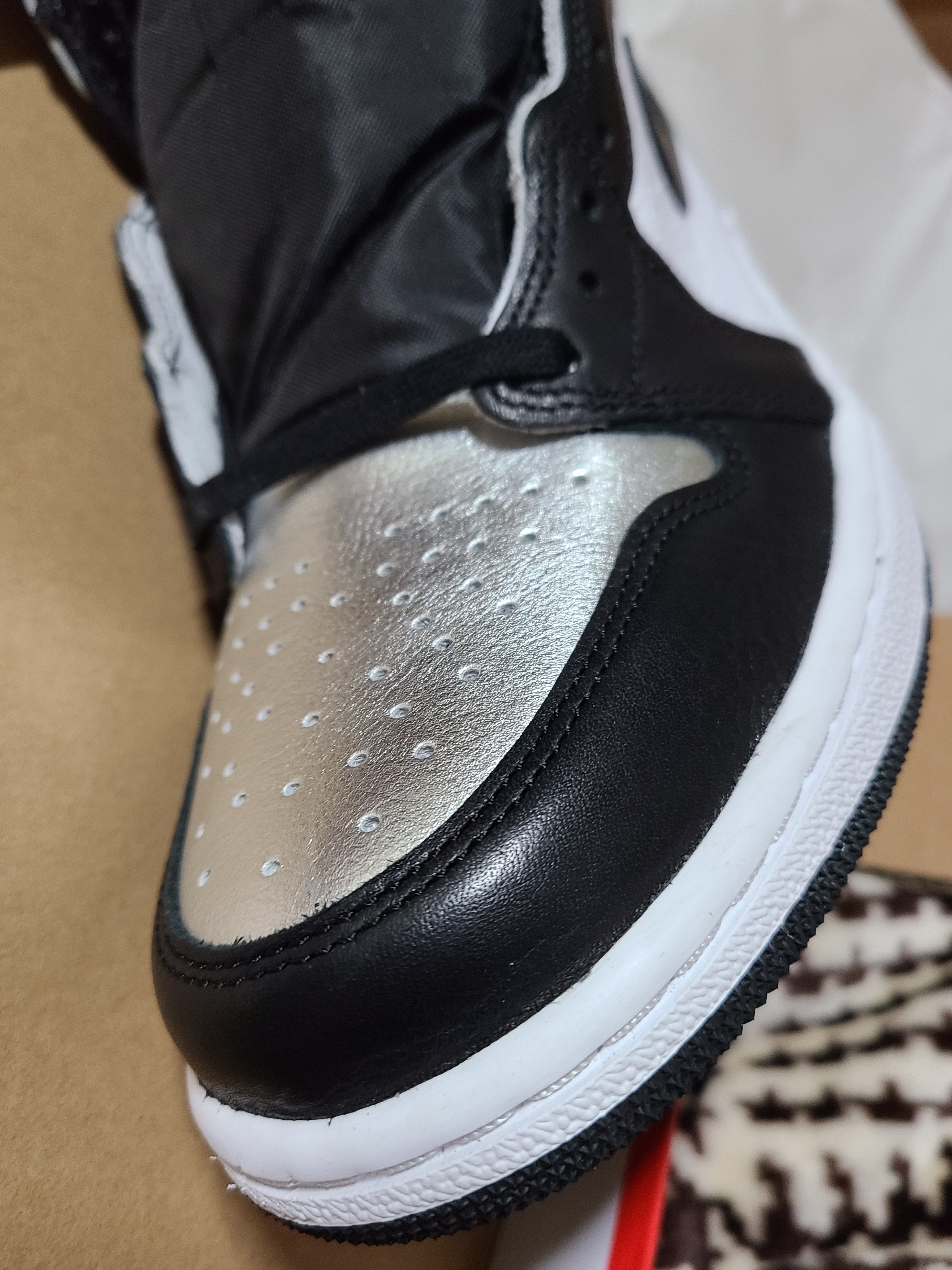 (W) Jordan 1 Retro High OG Silver Toe 착용 스타일 - 1