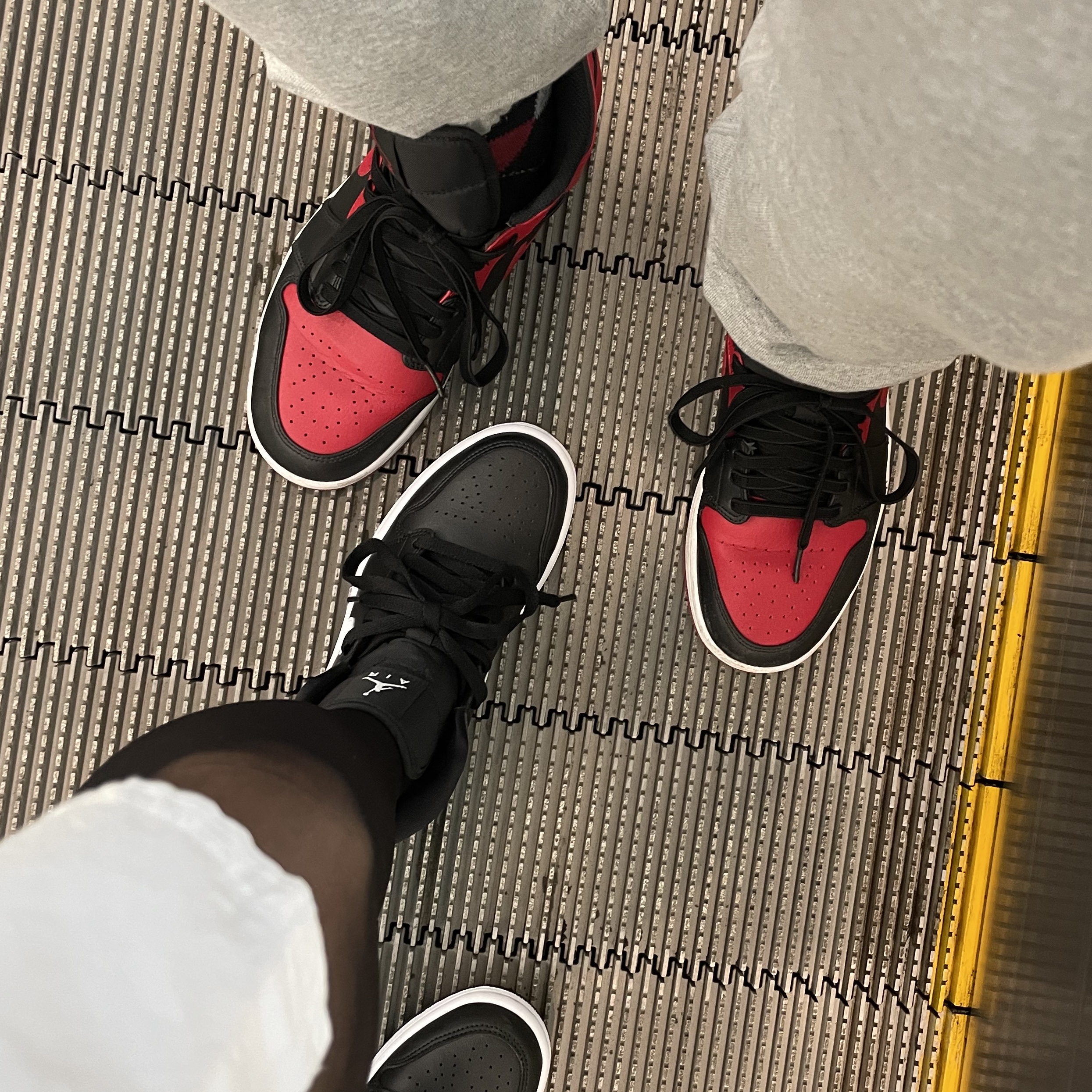 Jordan 1 Mid Bred Banned 2020, (W) Jordan 1 Mid Black White 착용 스타일