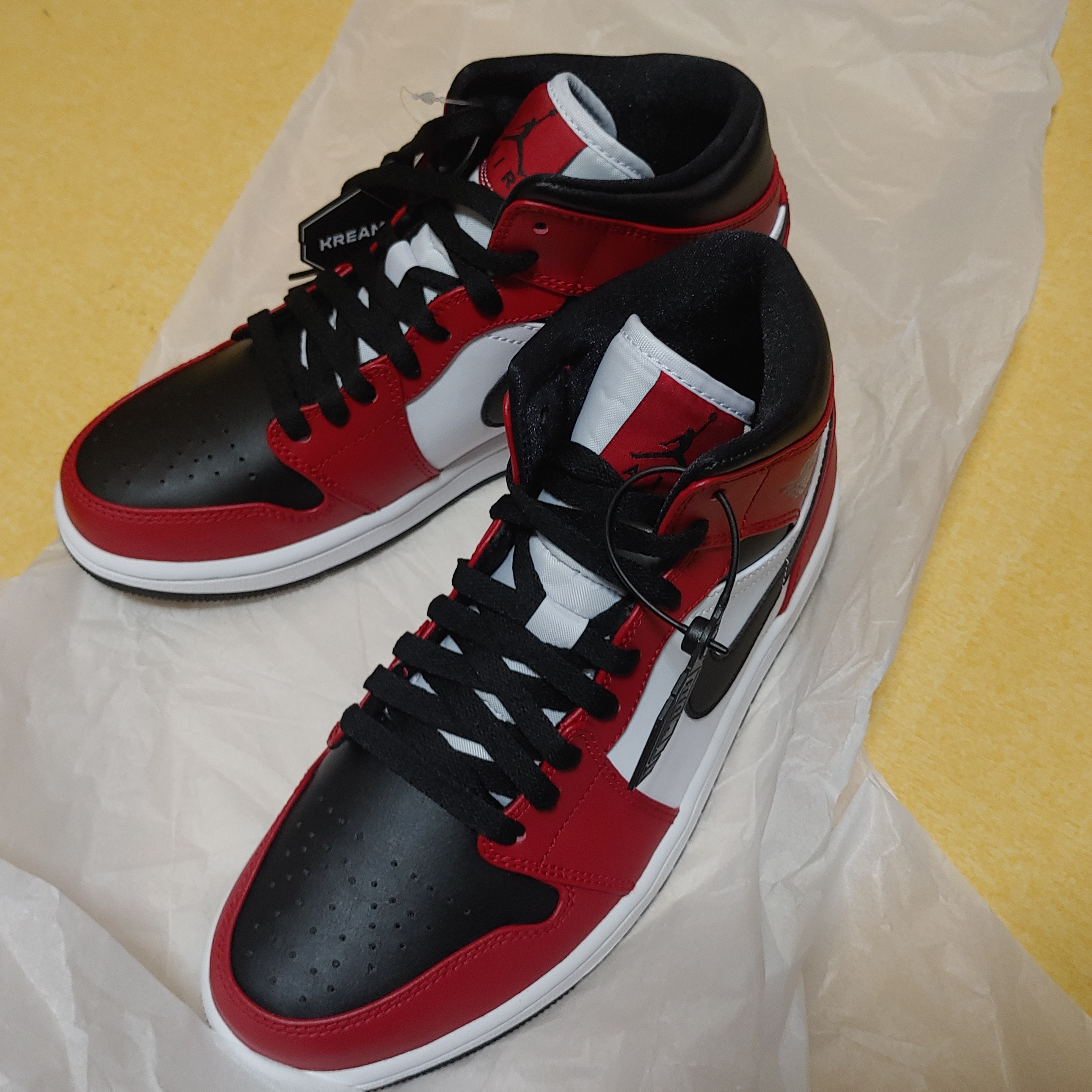 Jordan 1 Mid Chicago Black Toe 착용 스타일 - 5