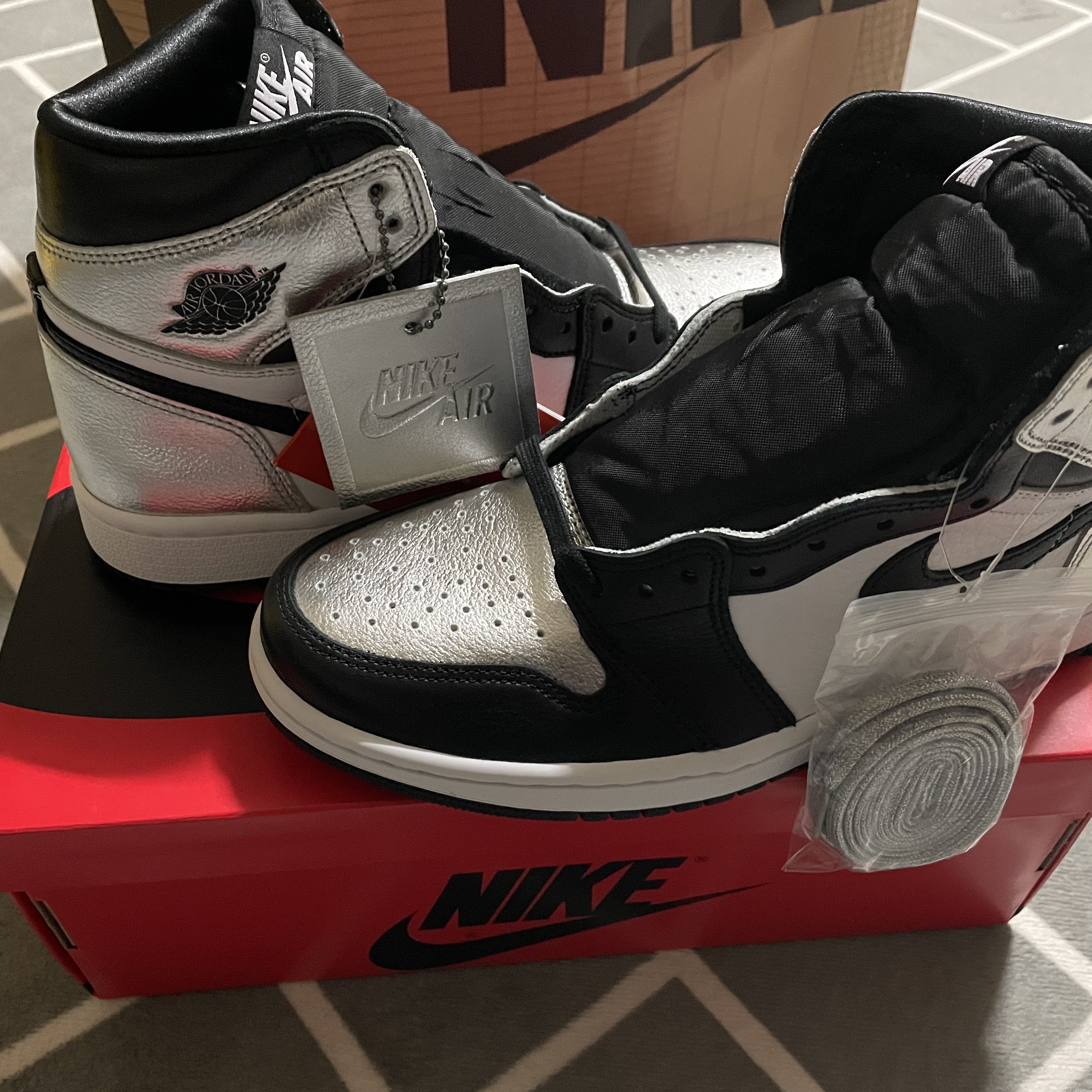 (W) Jordan 1 Retro High OG Silver Toe 착용 스타일 - 1