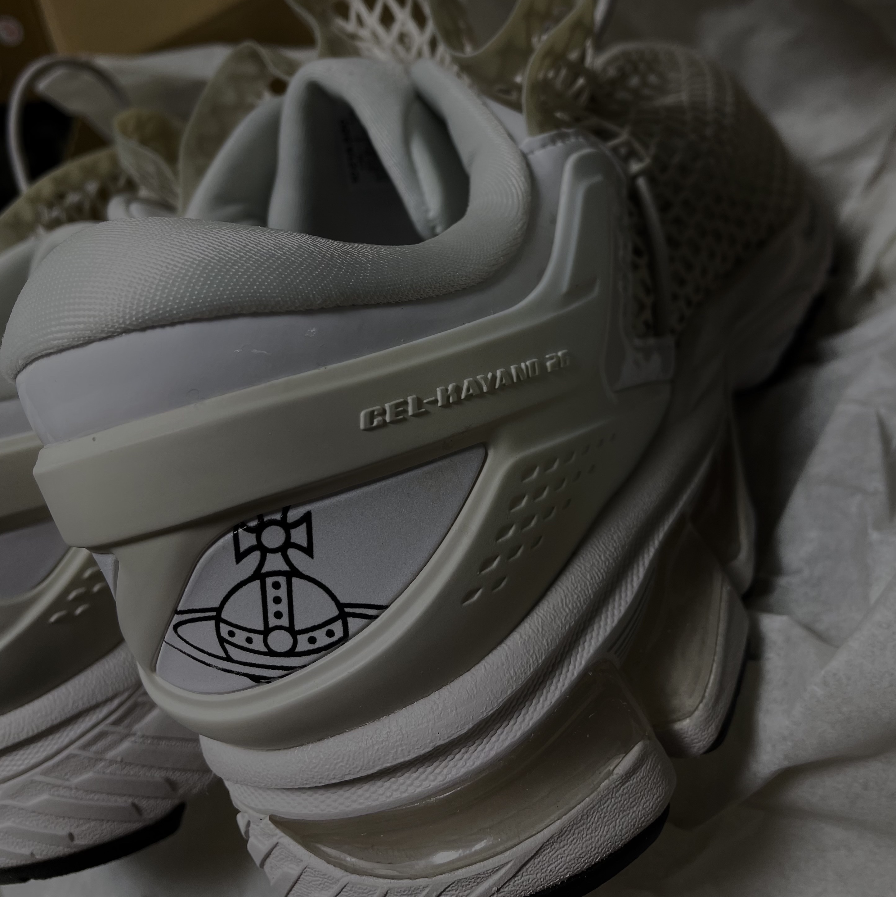 Asics x Vivienne Westwood Gel-Kayano 26 Birch White 착용 스타일