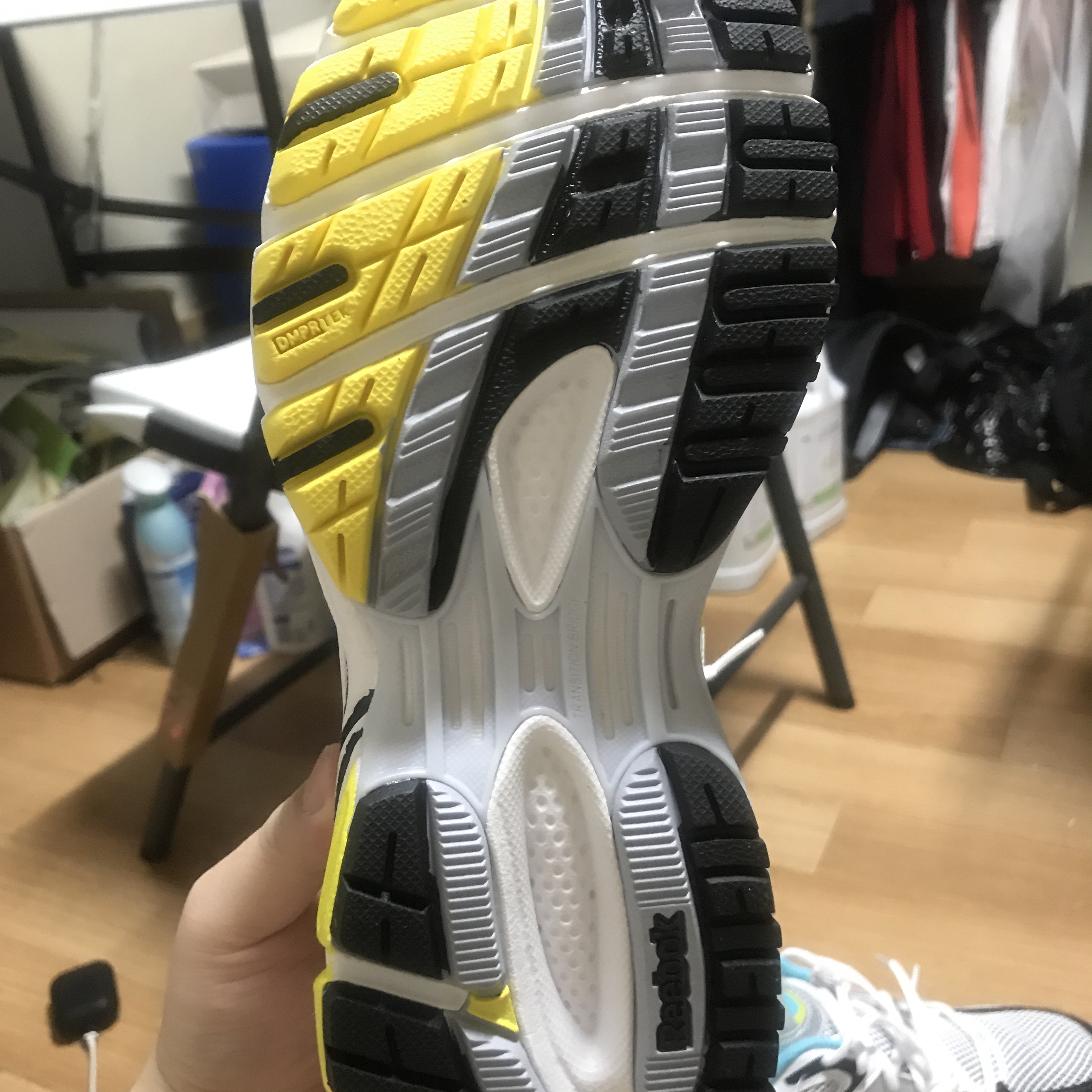 Reebok x Vetements Spike Runner 200 White Yellow 착용 스타일 - 3