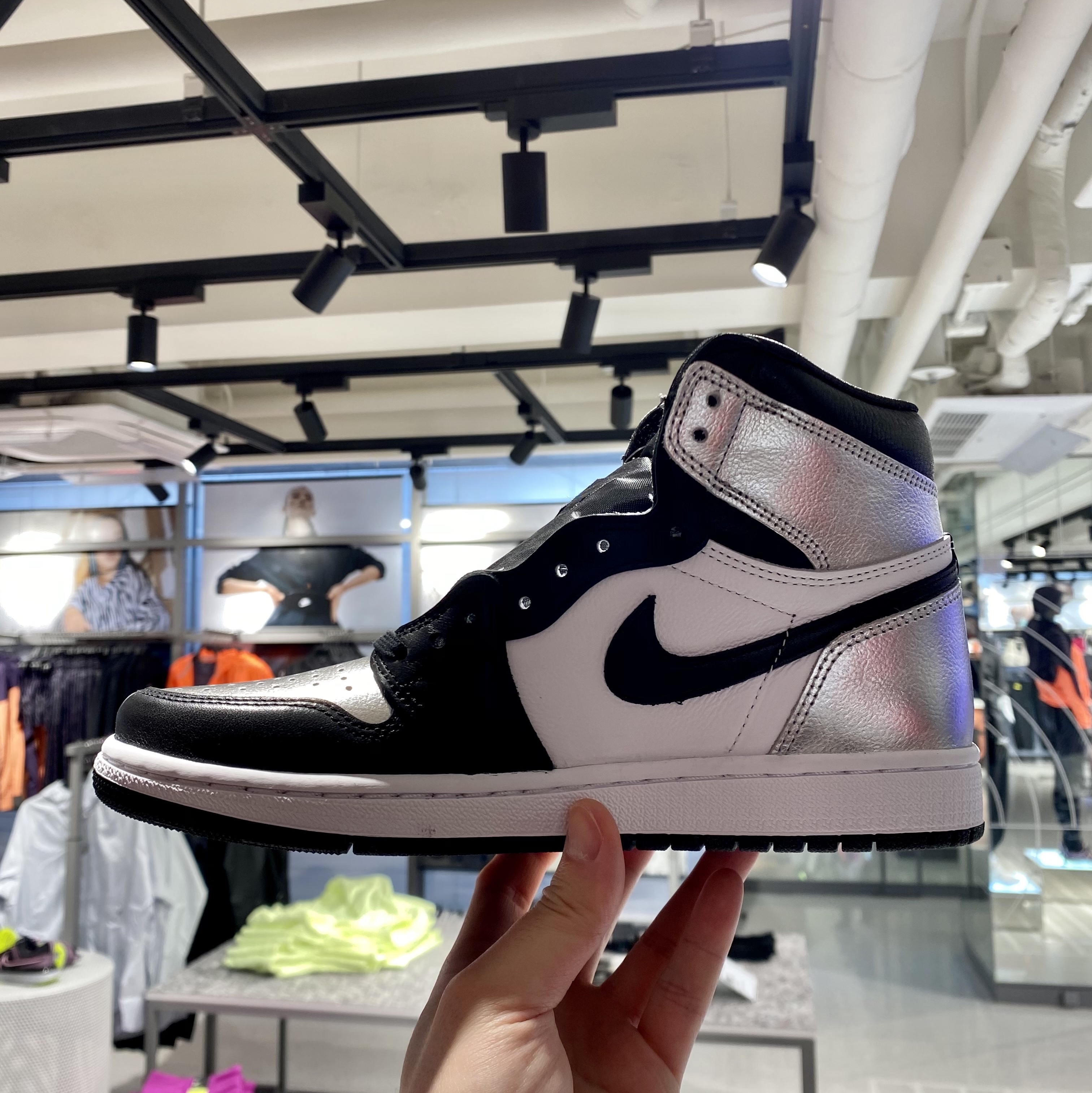 (W) Jordan 1 Retro High OG Silver Toe 착용 스타일 - 2