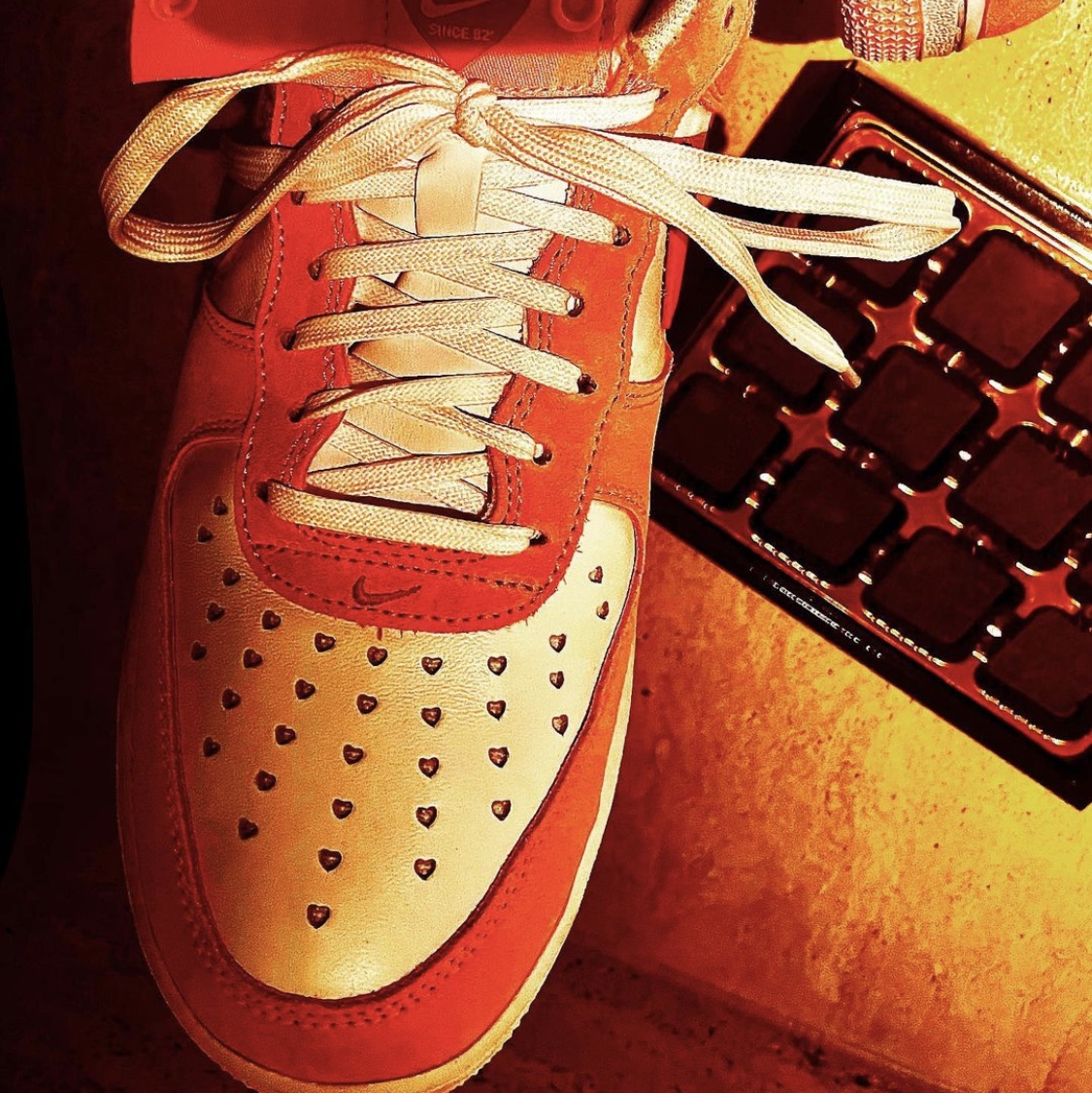 Nike Air Force 1 '07 QS Valentine's Day 착용 스타일 - 3