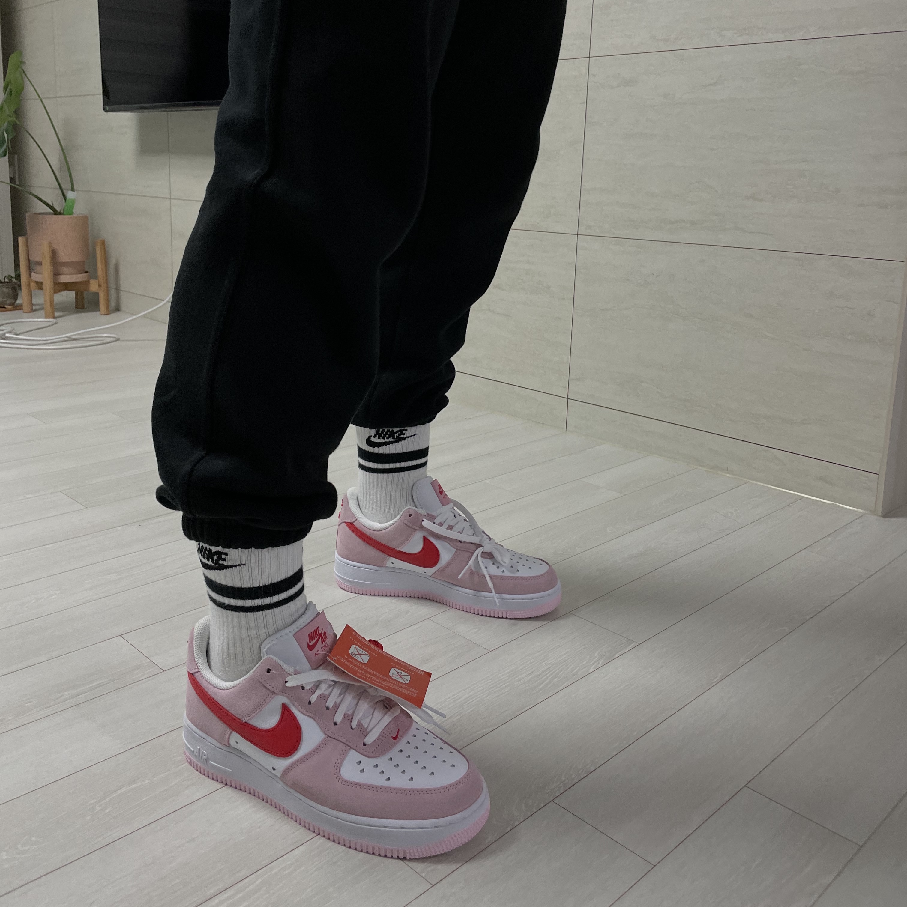 Nike Air Force 1 '07 QS Valentine's Day 착용 스타일
