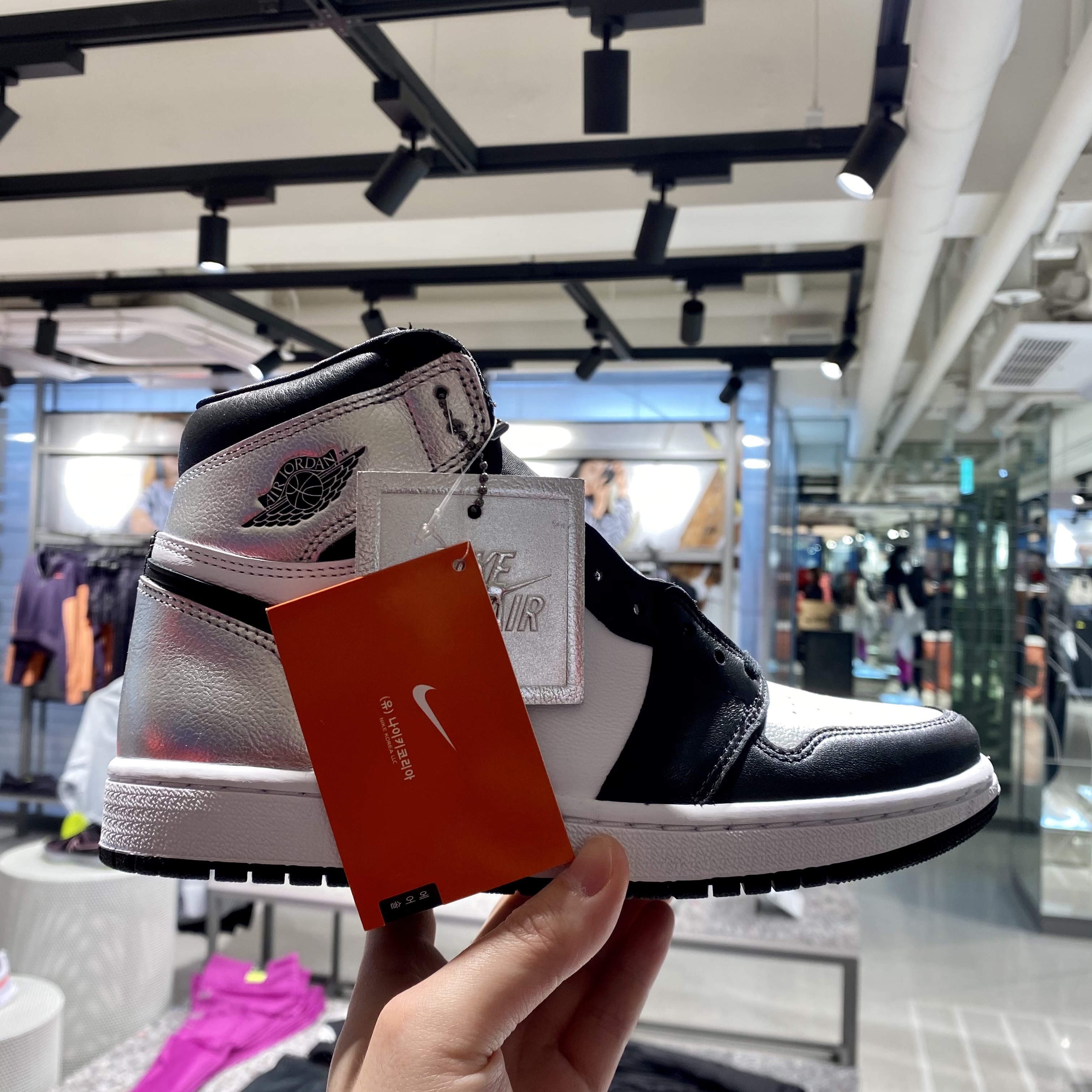 (W) Jordan 1 Retro High OG Silver Toe 착용 스타일 - 1