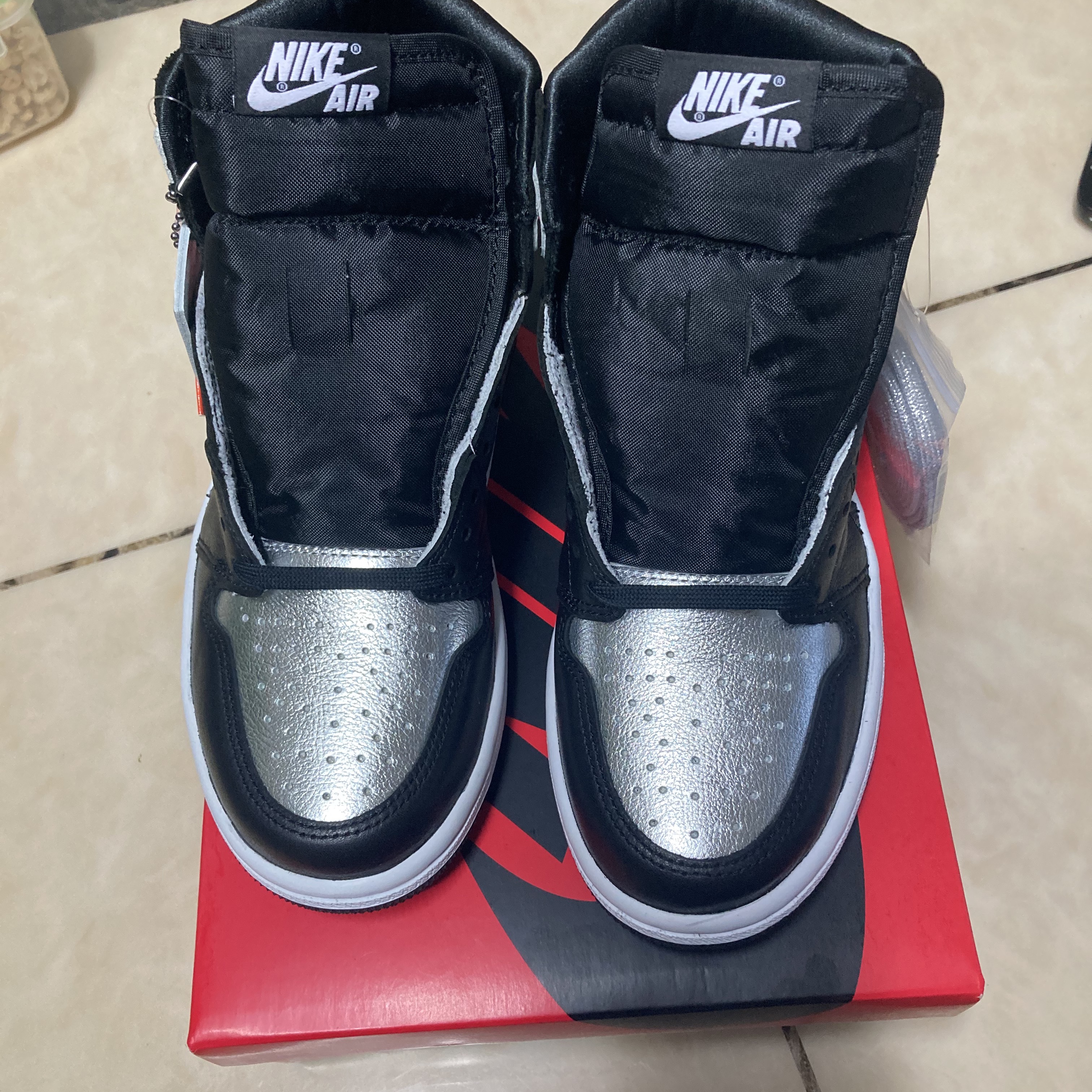 (W) Jordan 1 Retro High OG Silver Toe 착용 스타일 - 2
