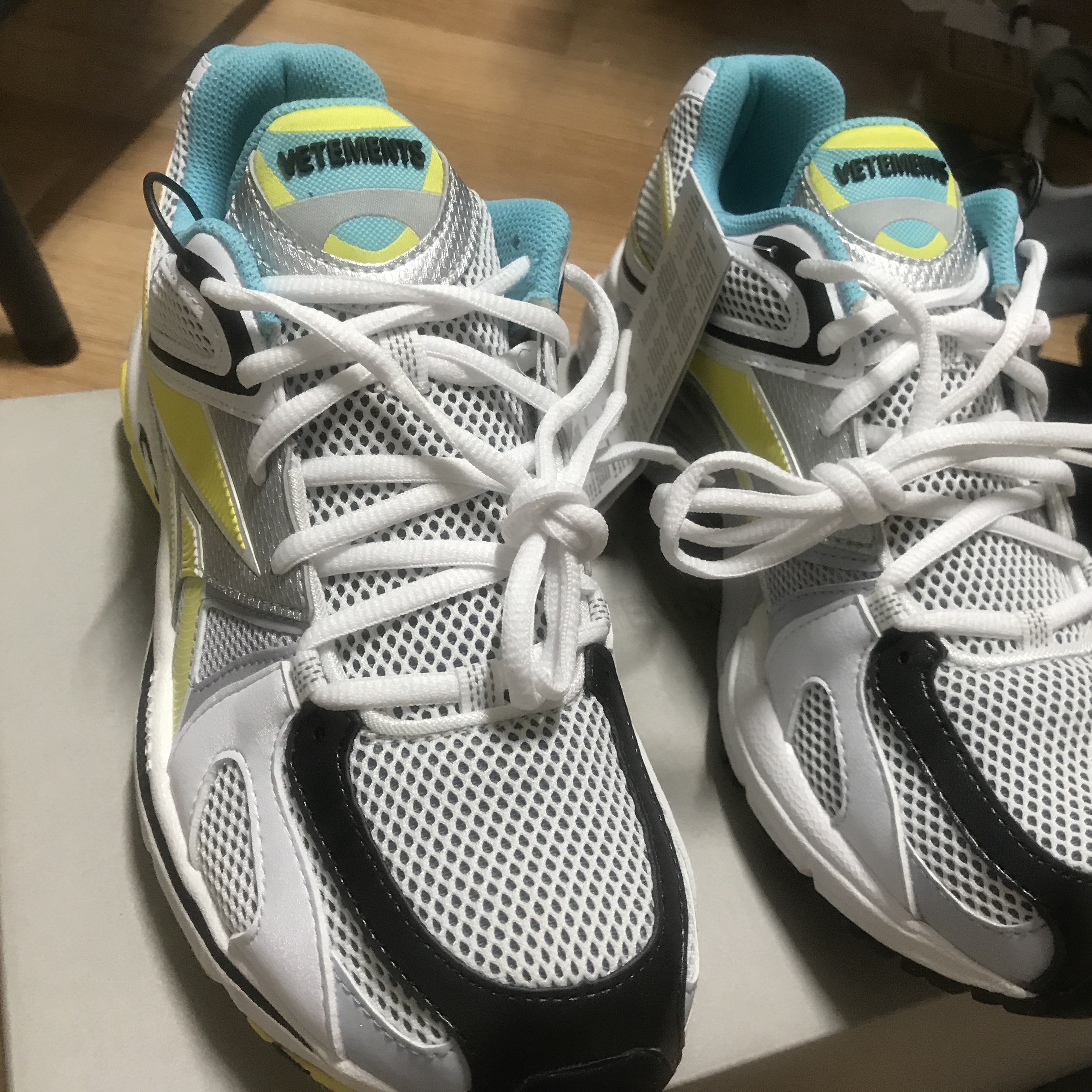 Reebok x Vetements Spike Runner 200 White Yellow 착용 스타일 - 5