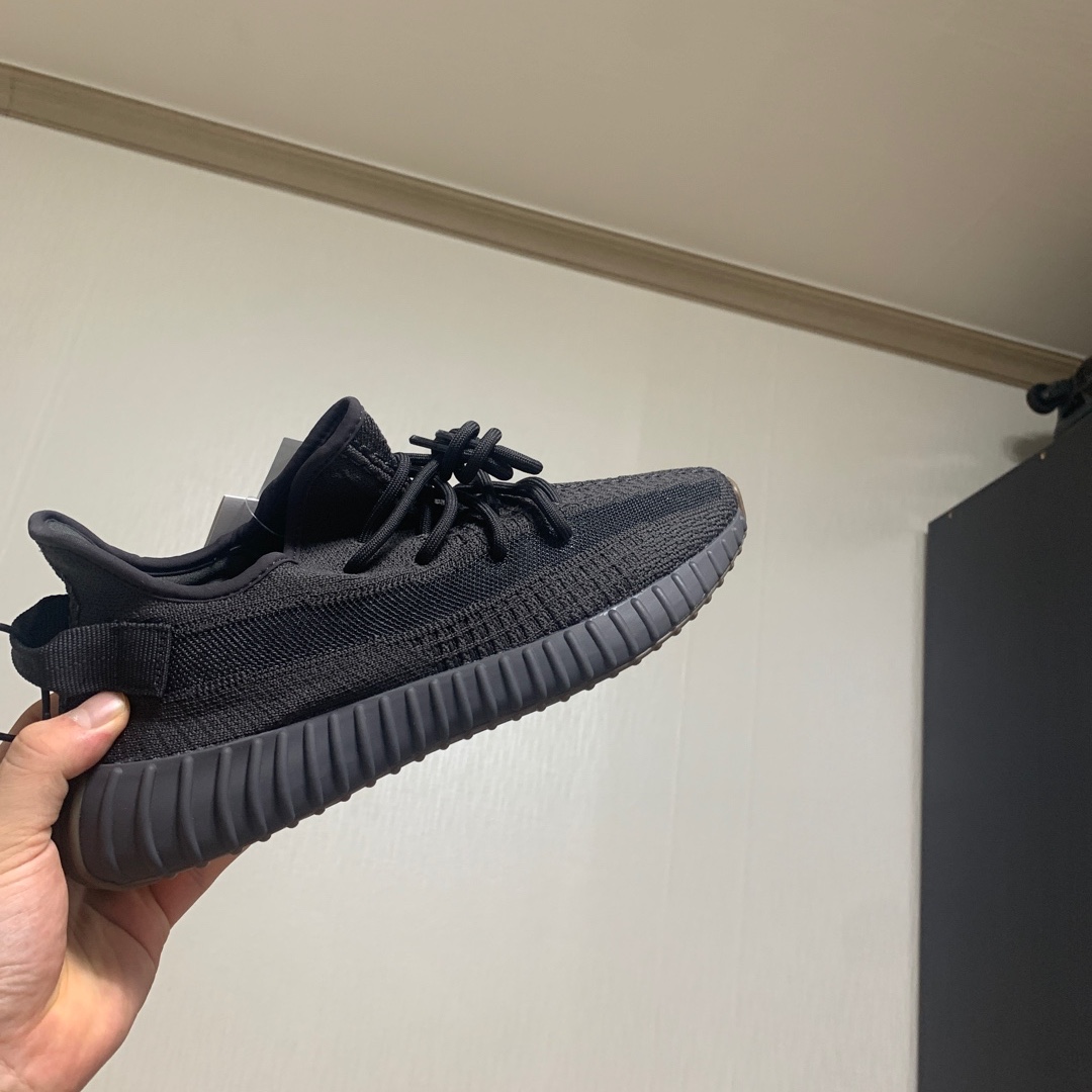 Adidas Yeezy Boost 350 V2 Cinder 착용 스타일