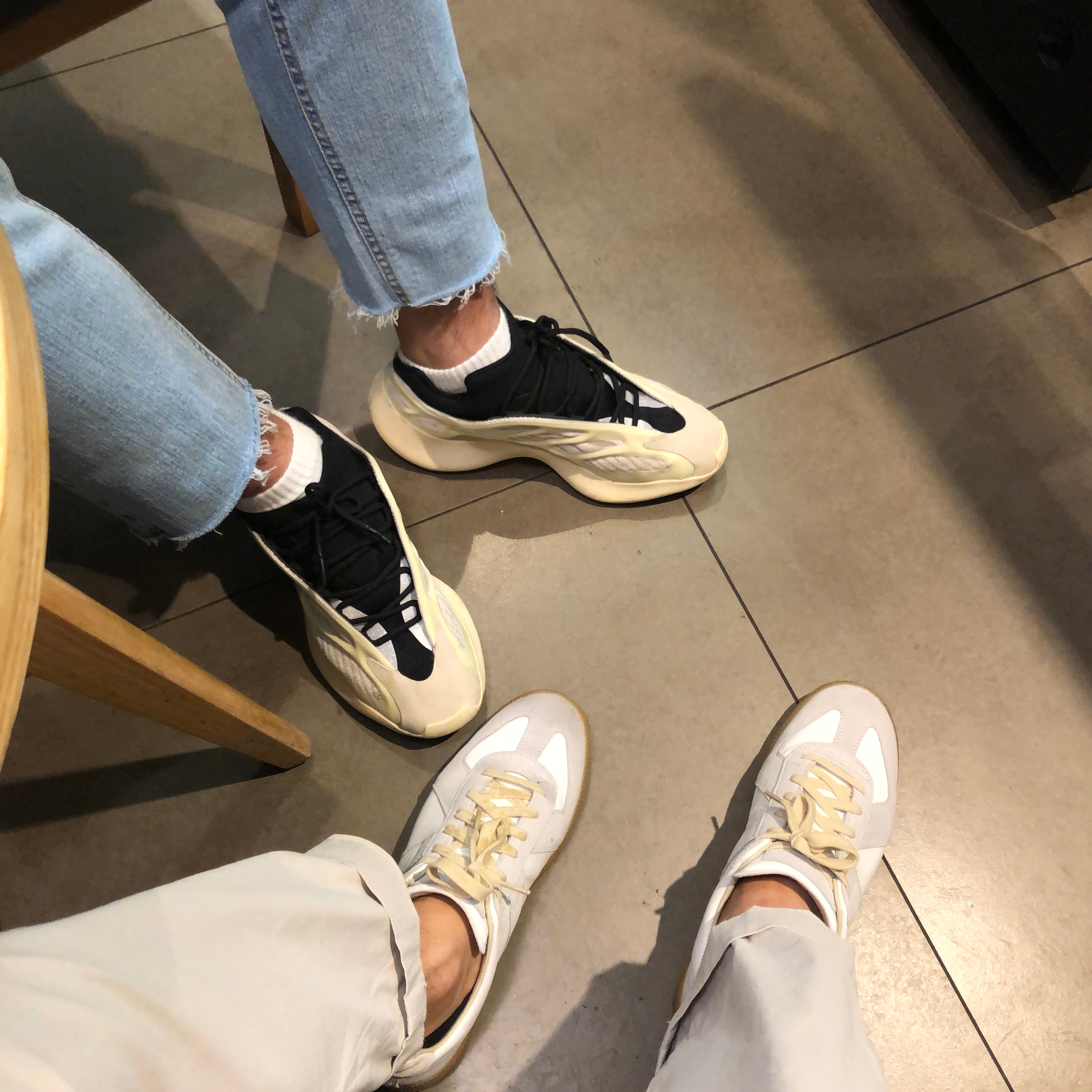 Adidas Yeezy 700 V3 Azael 2019, (W) Maison Margiela Calfskin Replica Sneakers White 착용 스타일