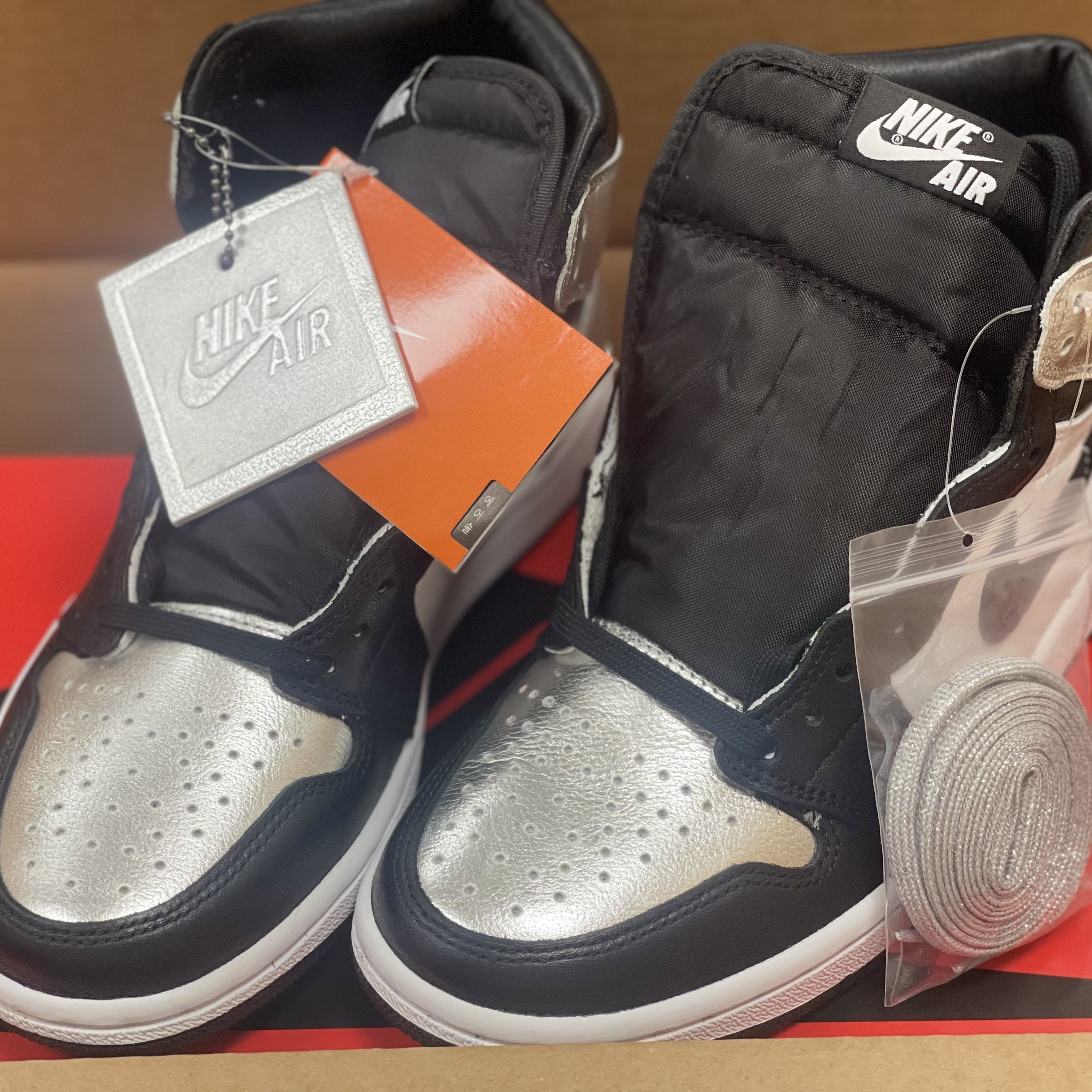 (W) Jordan 1 Retro High OG Silver Toe 착용 스타일 - 1