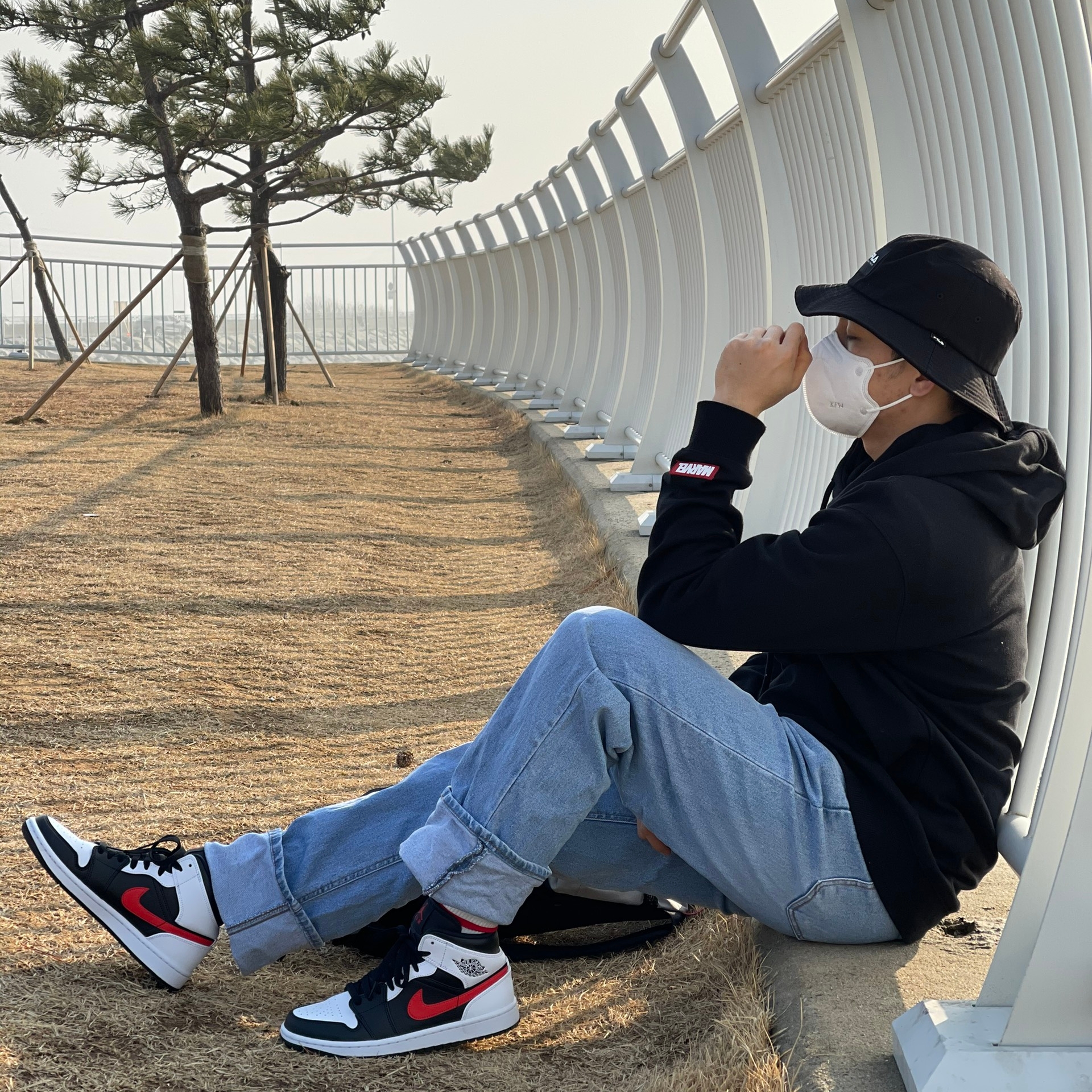 Jordan 1 Mid Black Chile Red 착용 스타일