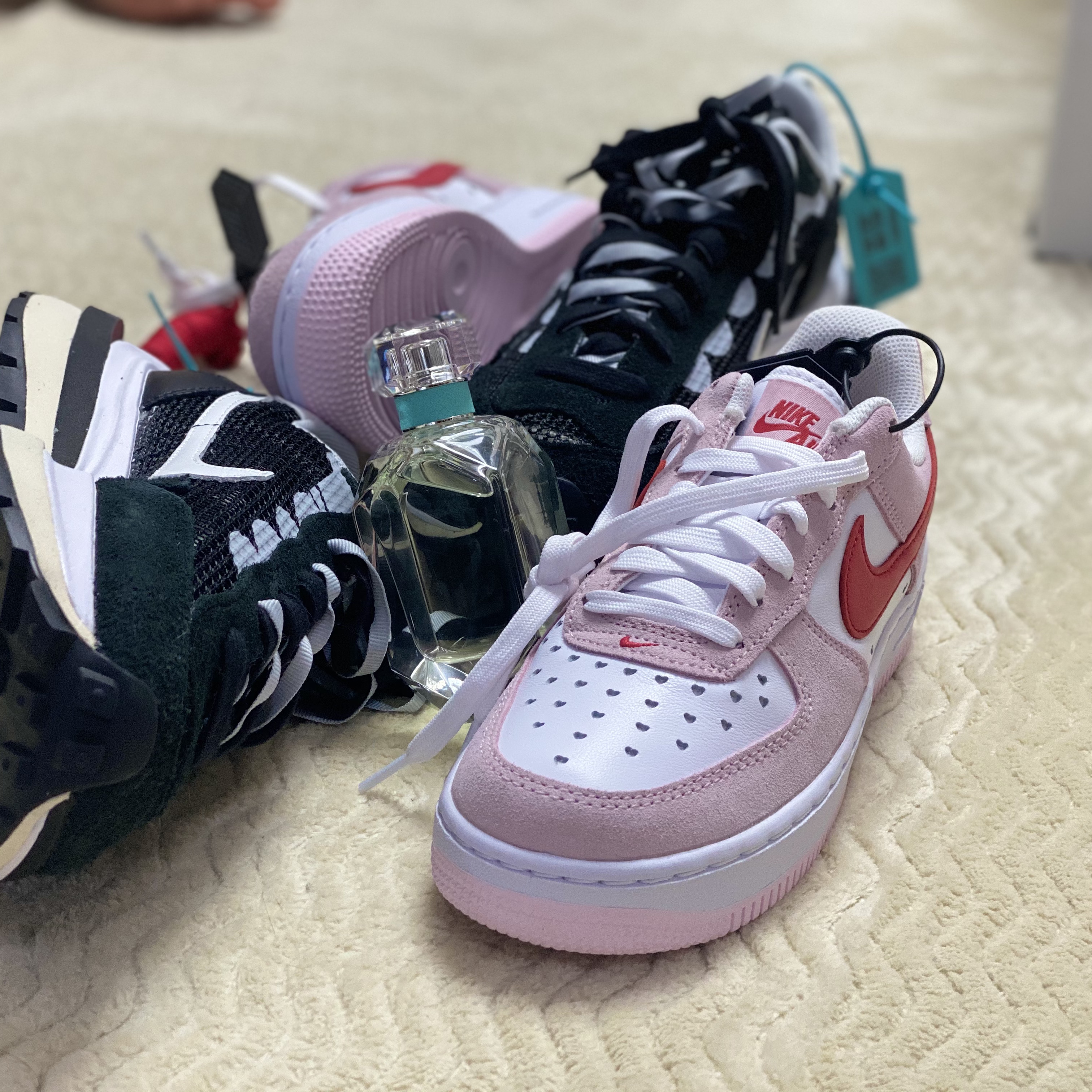 Nike x Sacai VaporWaffle Black White, Nike Air Force 1 '07 QS Valentine's Day 착용 스타일