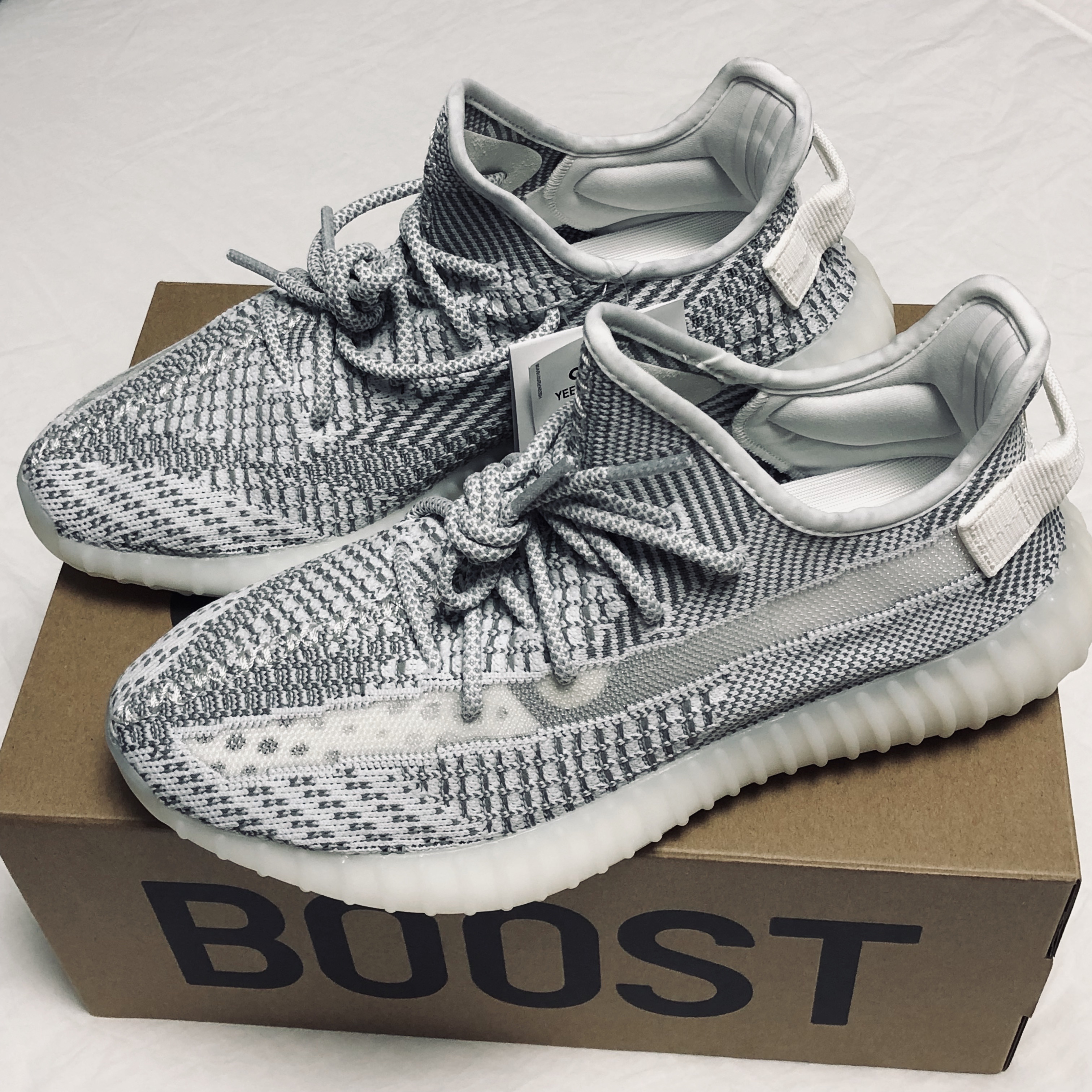 Adidas Yeezy Boost 350 V2 Static - Non-Reflective 2018 착용 스타일 - 1