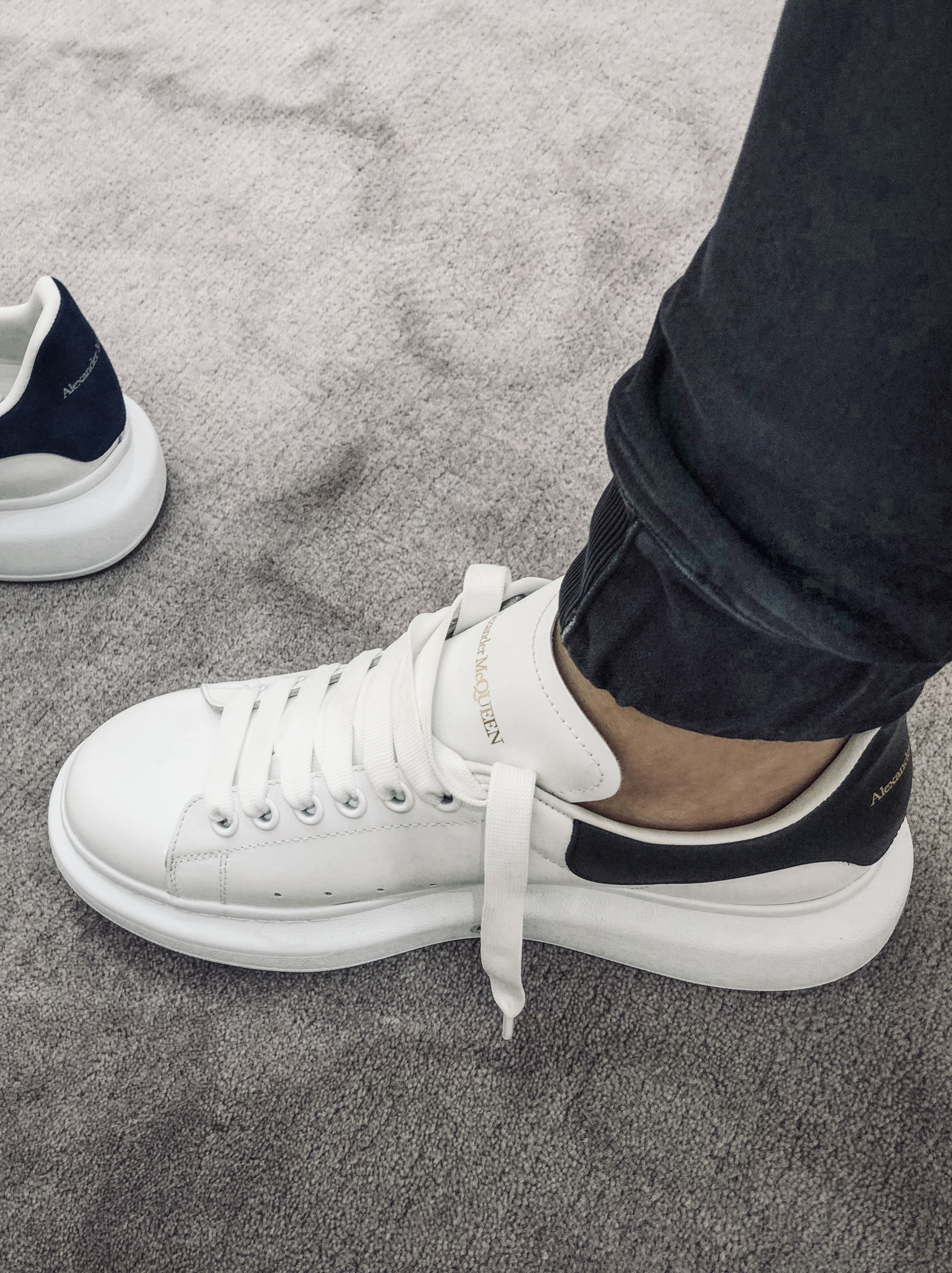 Alexander McQueen Oversized Sneakers White Black 착용 스타일