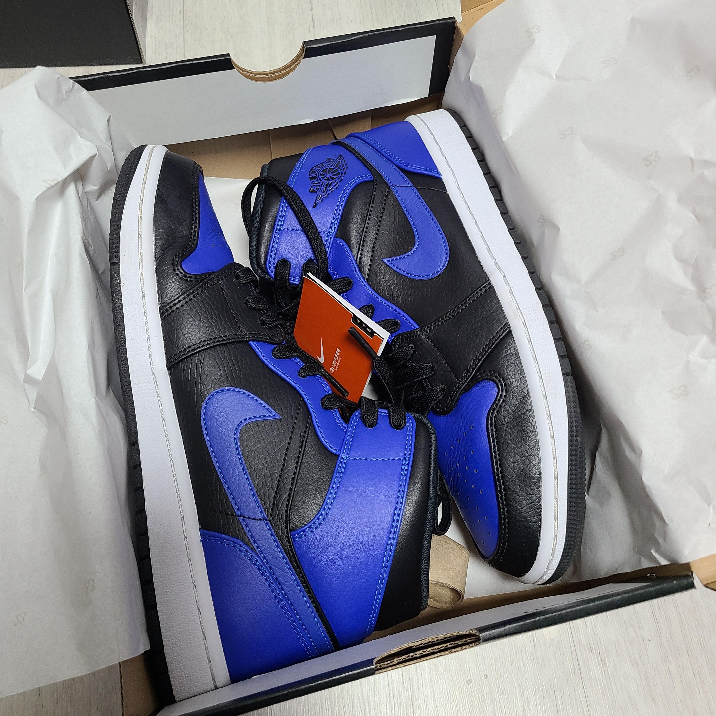 Jordan 1 Mid Black Hyper Royal, Jordan 1 Mid Bred Banned 2020 착용 스타일 - 1