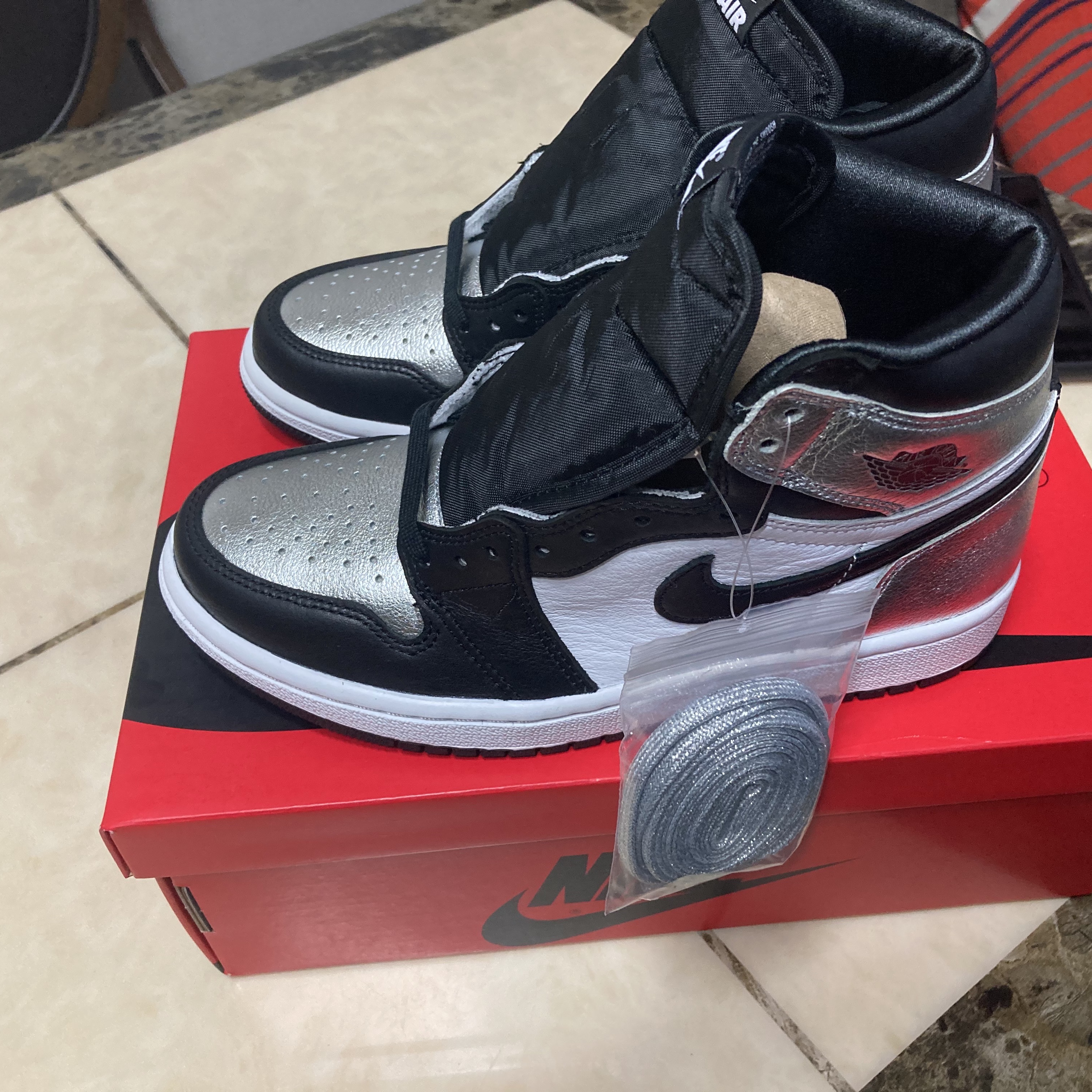 (W) Jordan 1 Retro High OG Silver Toe 착용 스타일 - 1
