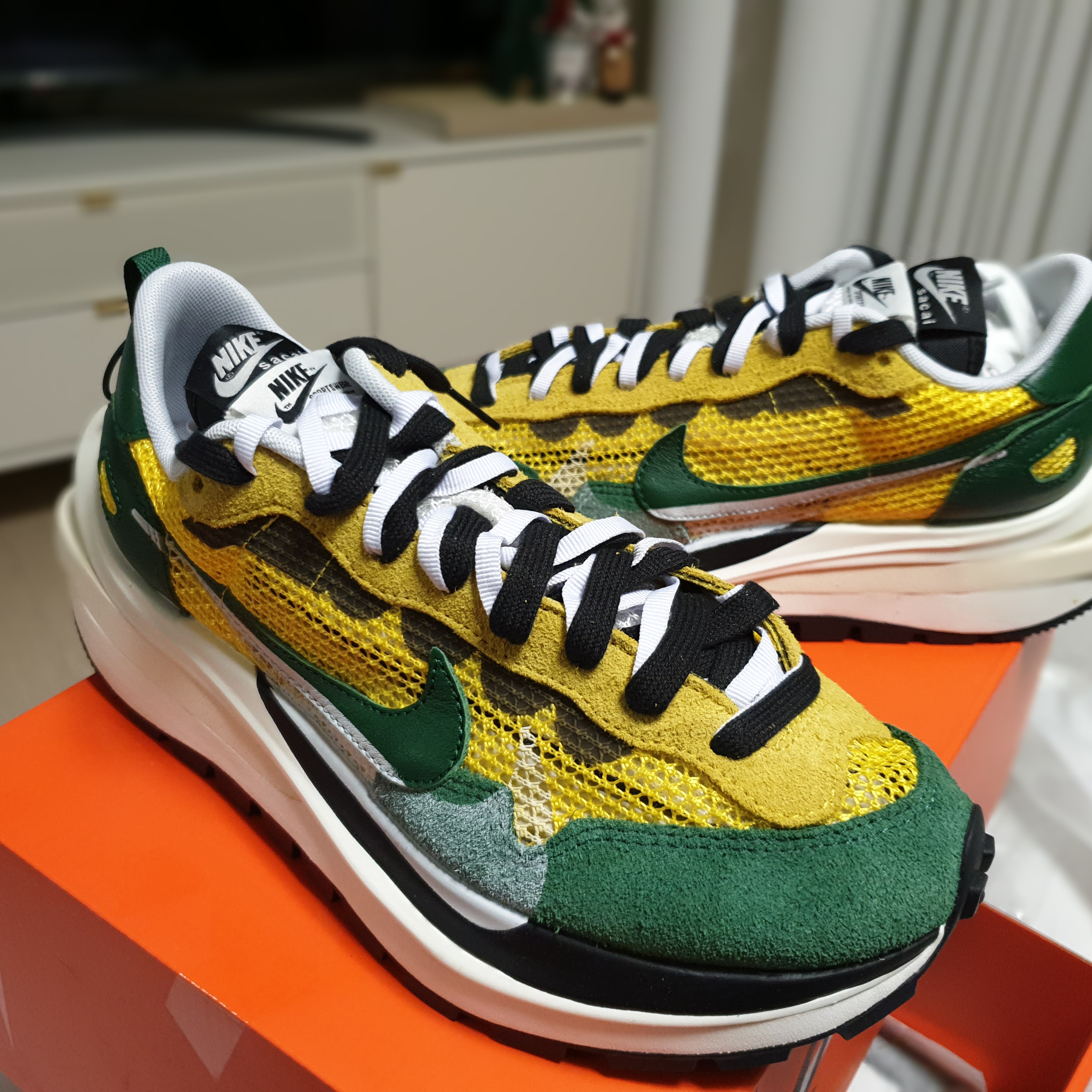 Nike x Sacai VaporWaffle Tour Yellow & Gorge Green Sail 착용 스타일