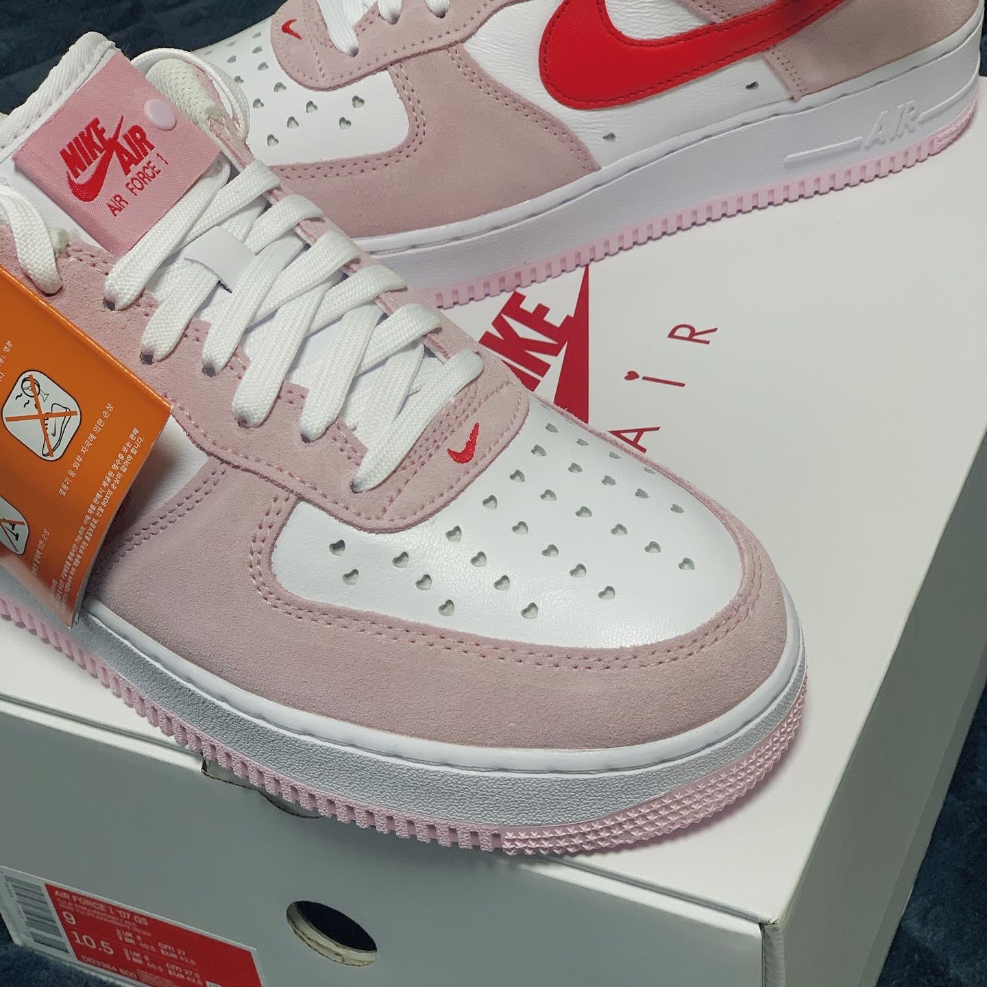 Nike Air Force 1 '07 QS Valentine's Day 착용 스타일 - 1