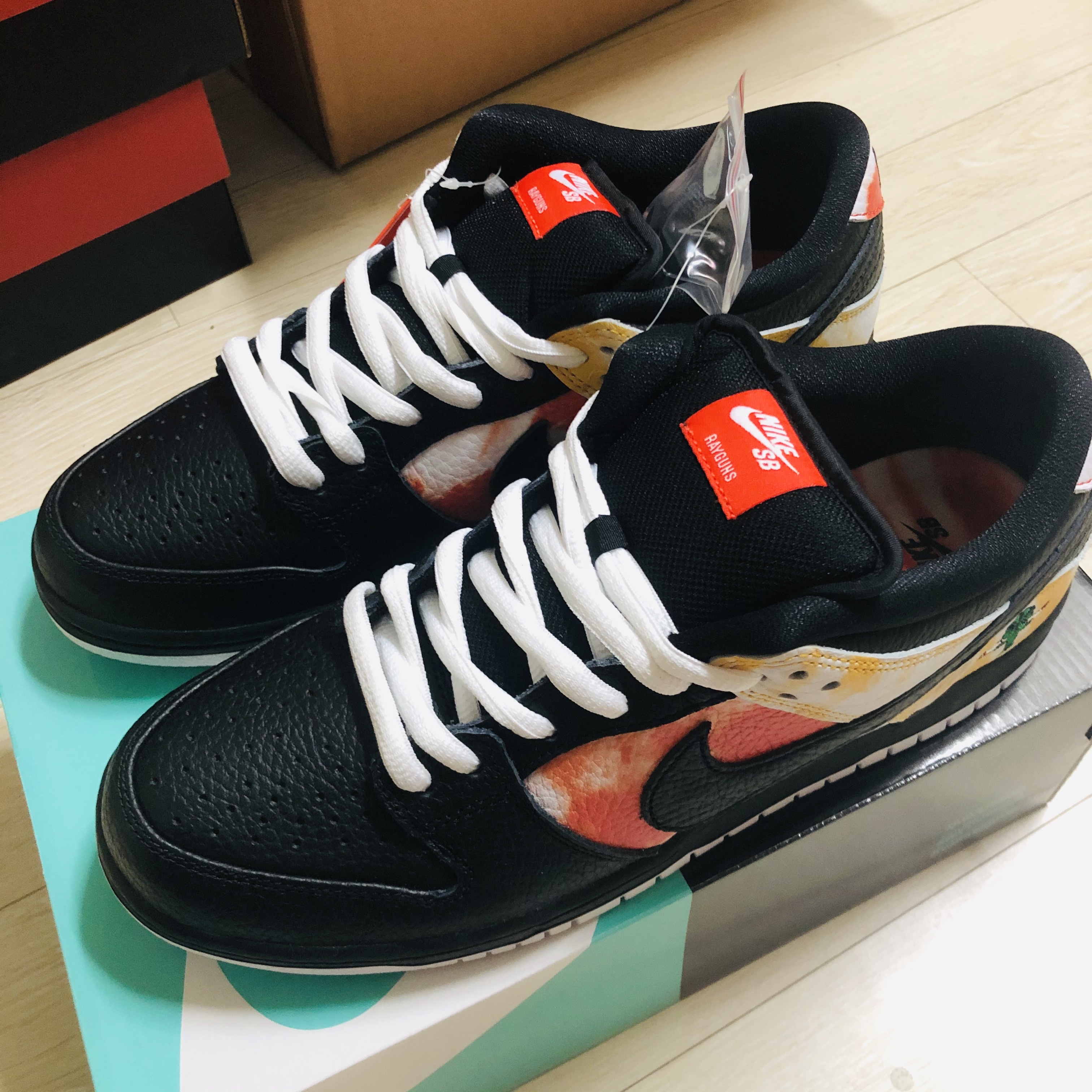 Nike SB Dunk Low Raygun Tie-Dye Black 착용 스타일 - 2