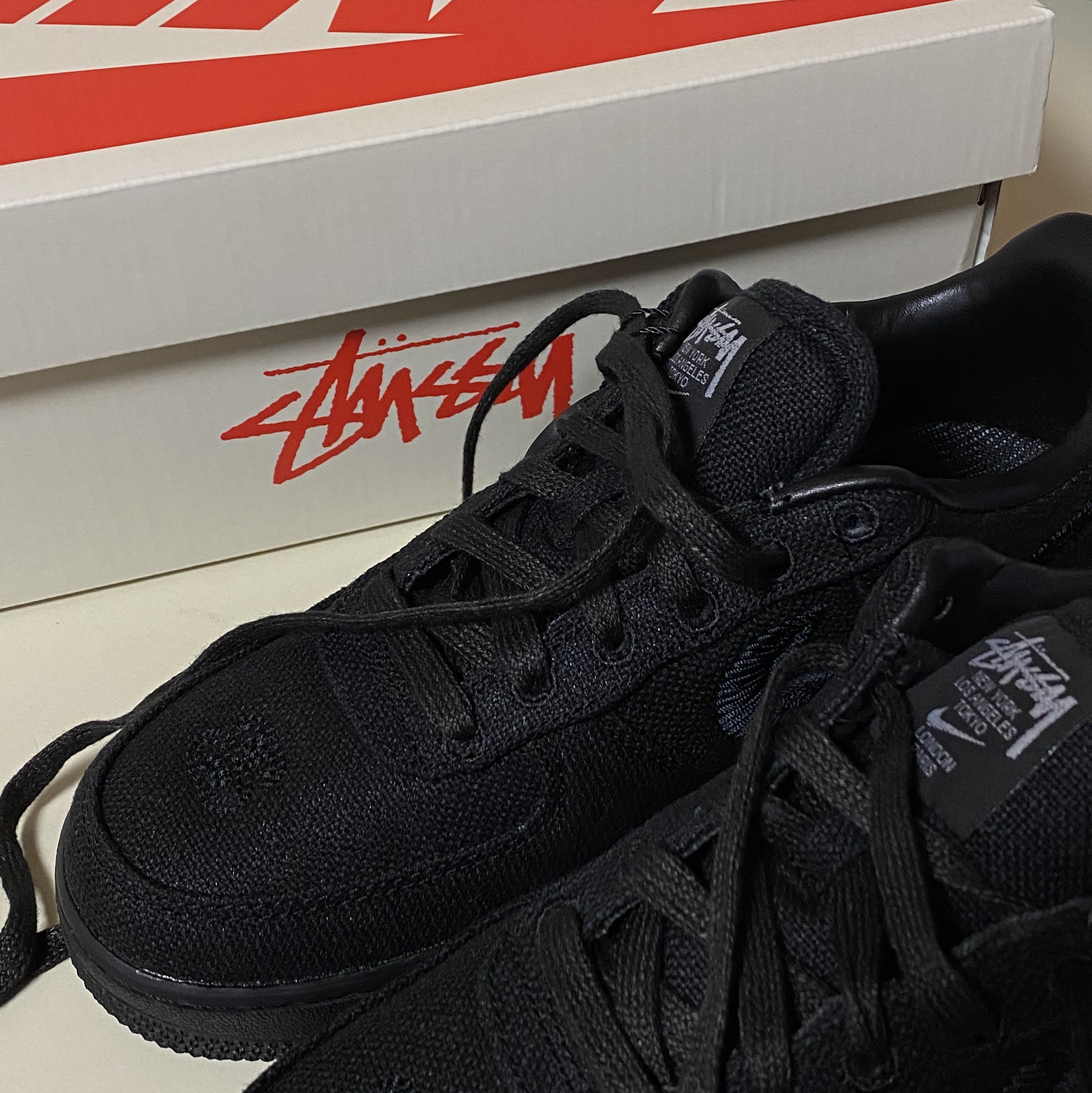 Nike x Stussy Air Force 1 Low Triple Black, Nike x Stussy NRG BR Crew Fleece Grey 착용 스타일 - 1