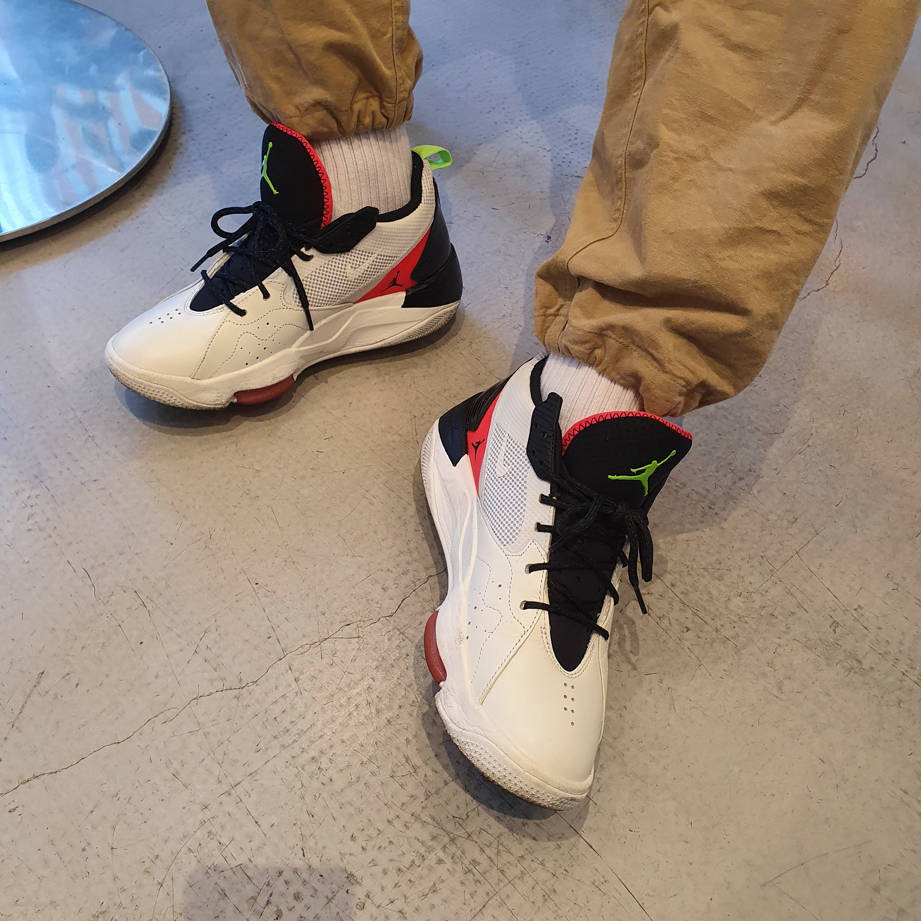 Jordan Zoom '92 Sail Flash Crimson Electric Green 착용 스타일 - 2