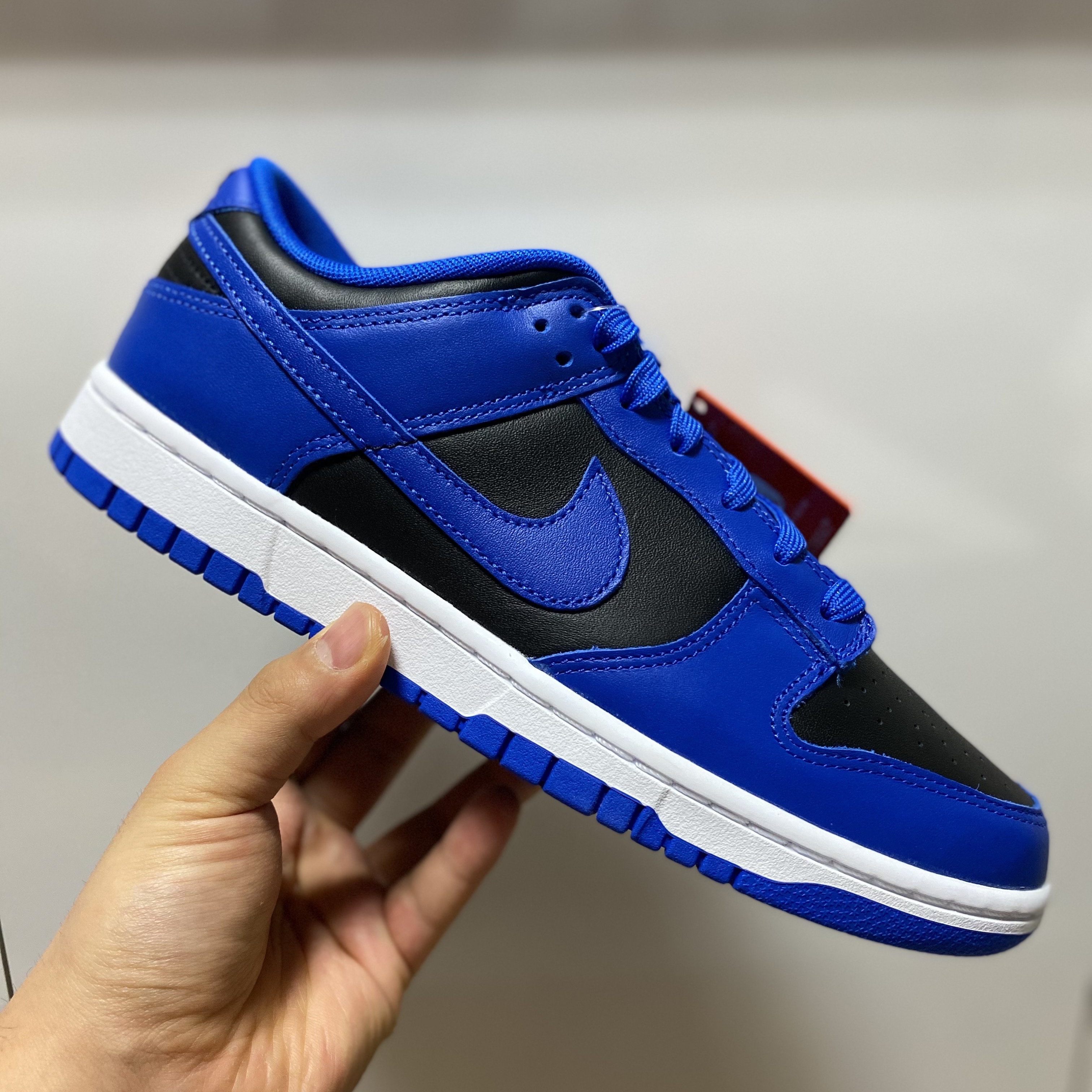 Nike Dunk Low Retro Hyper Cobalt 착용 스타일 - 2