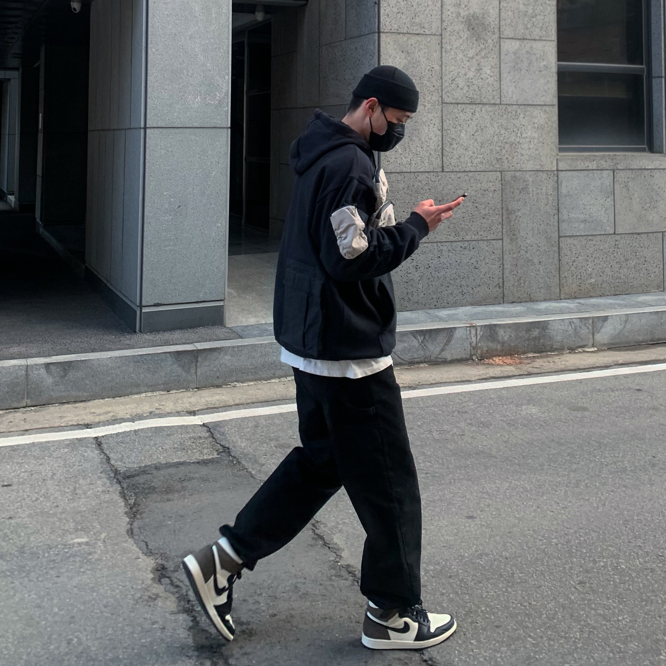 Jordan 1 Retro High OG Black Mocha, Nike x Travis Scott NRG AG Utility Hoodie Black 착용 스타일
