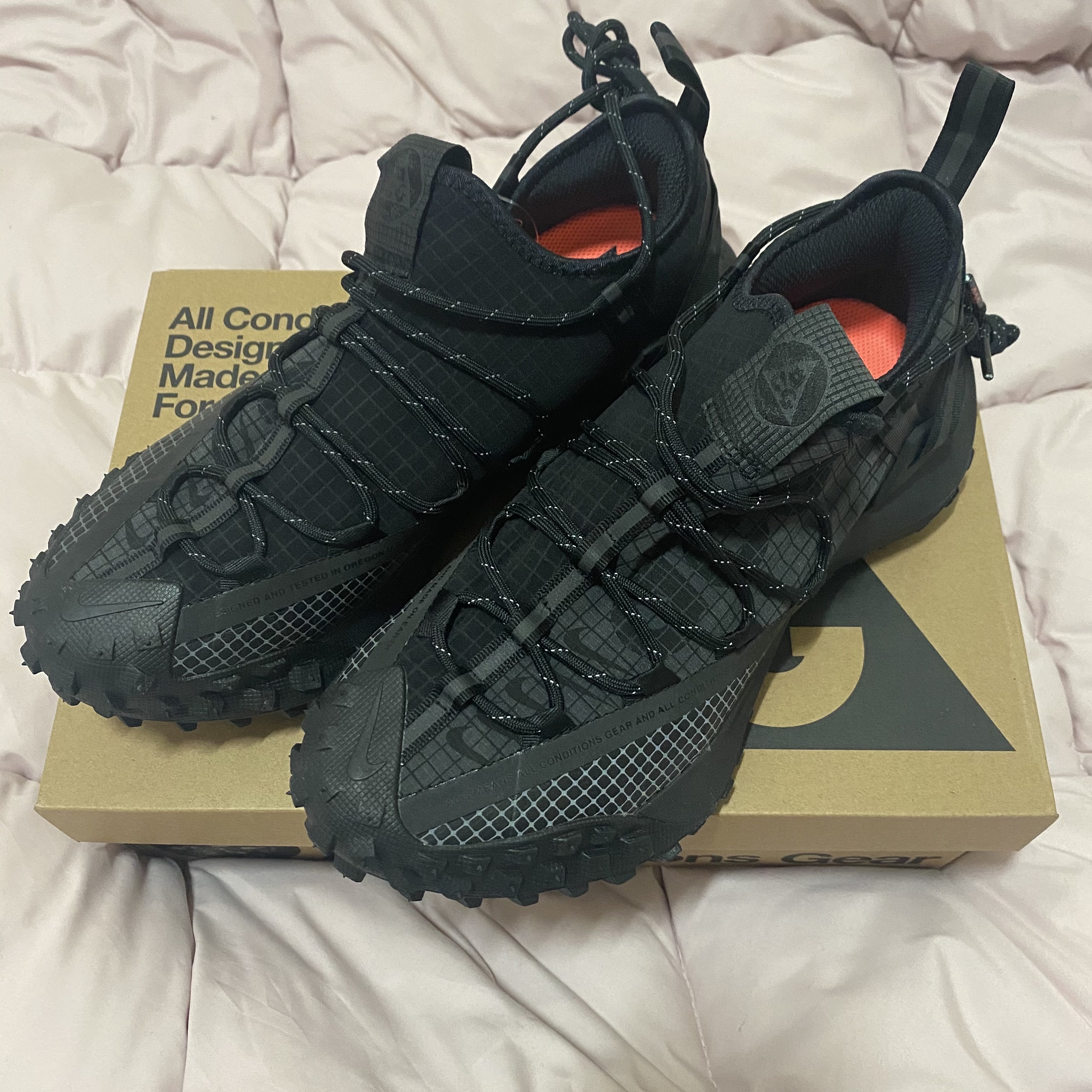 Nike ACG Mountain Fly Low Anthracite 착용 스타일 - 1