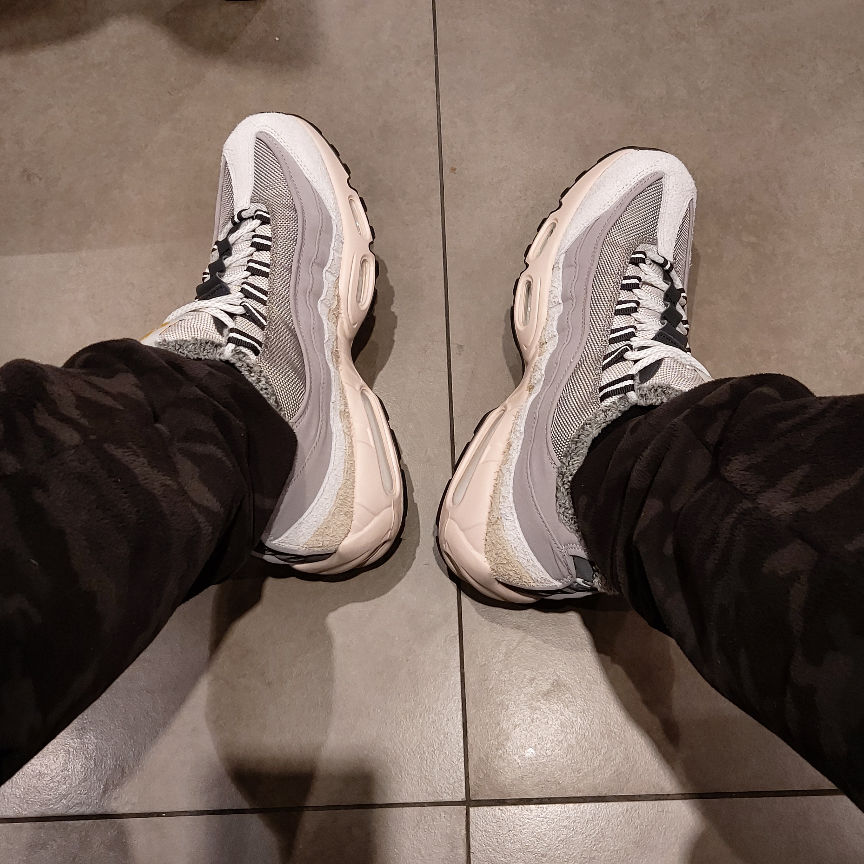Nike Air Max 95 SE Enigma Stone 착용 스타일 - 3
