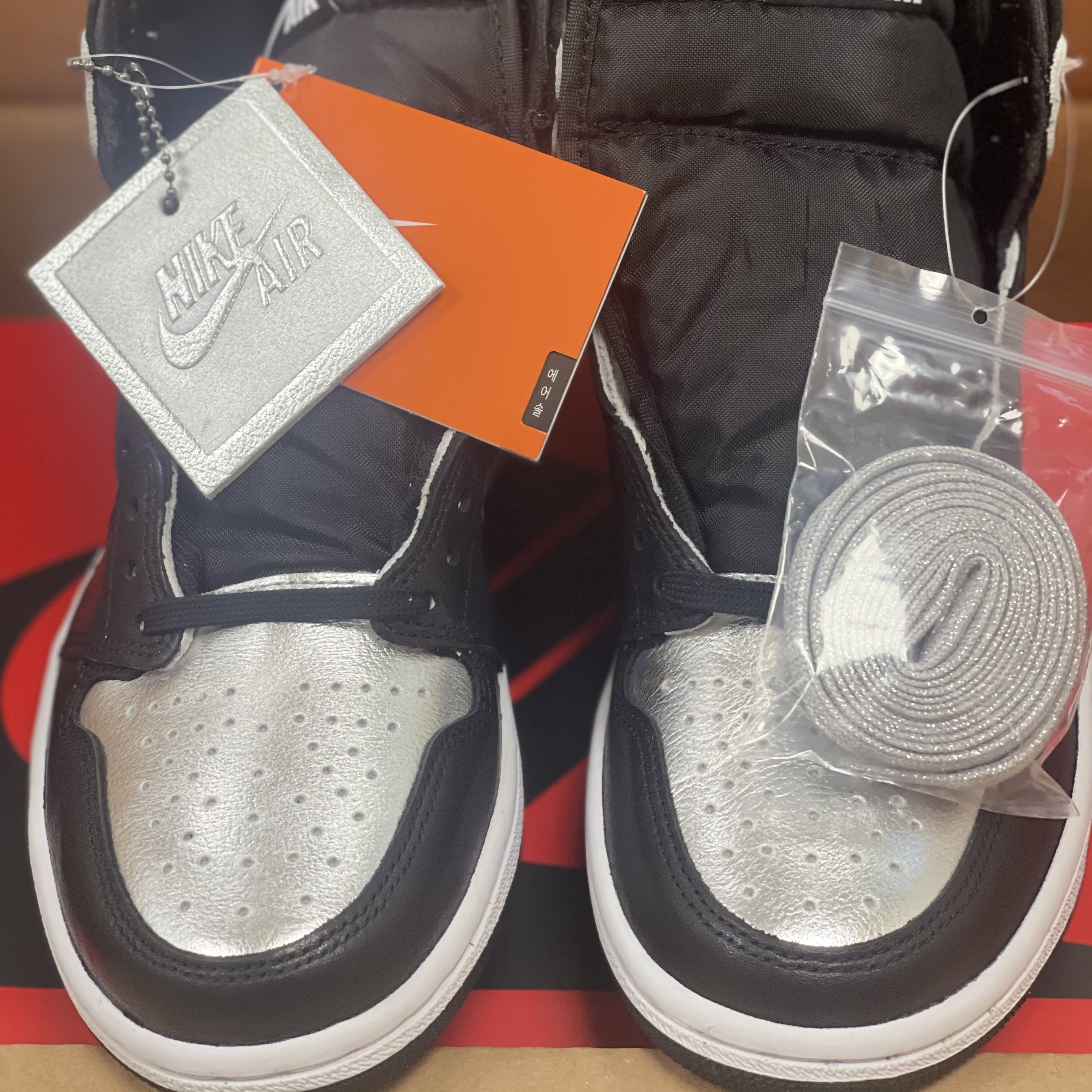 (W) Jordan 1 Retro High OG Silver Toe 착용 스타일 - 2