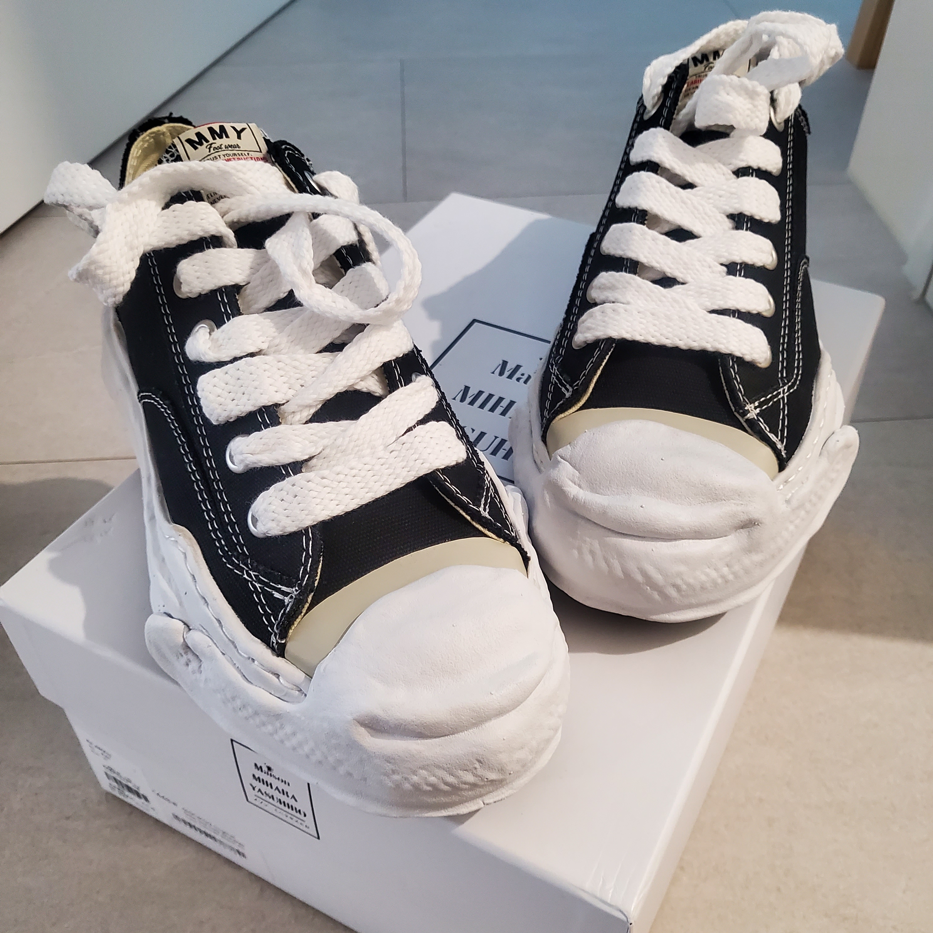 Maison Mihara Yasuhiro Hank OG Sole Canvas Low-top Sneakers Black 착용 스타일