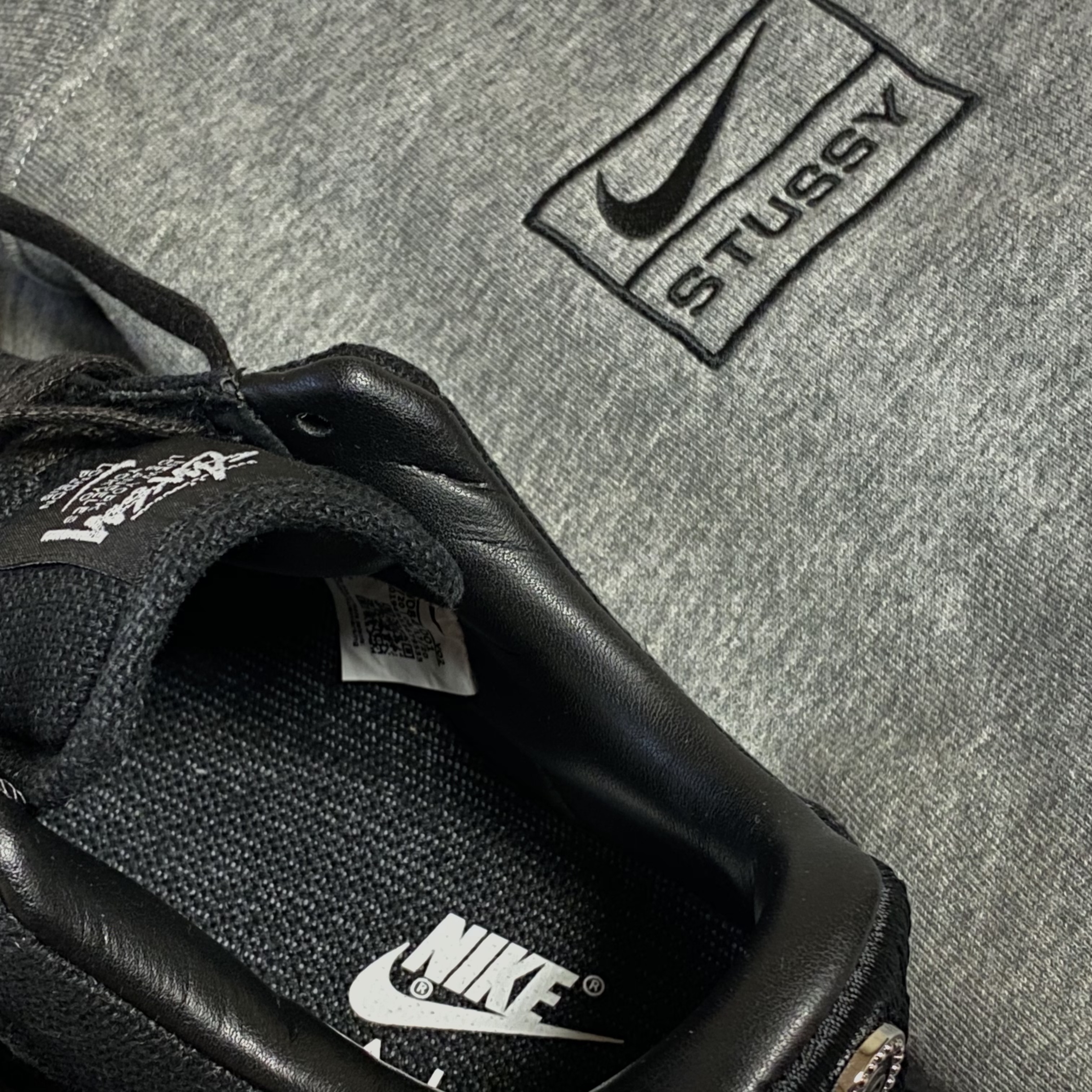 Nike x Stussy Air Force 1 Low Triple Black, Nike x Stussy NRG BR Crew Fleece Grey 착용 스타일 - 2