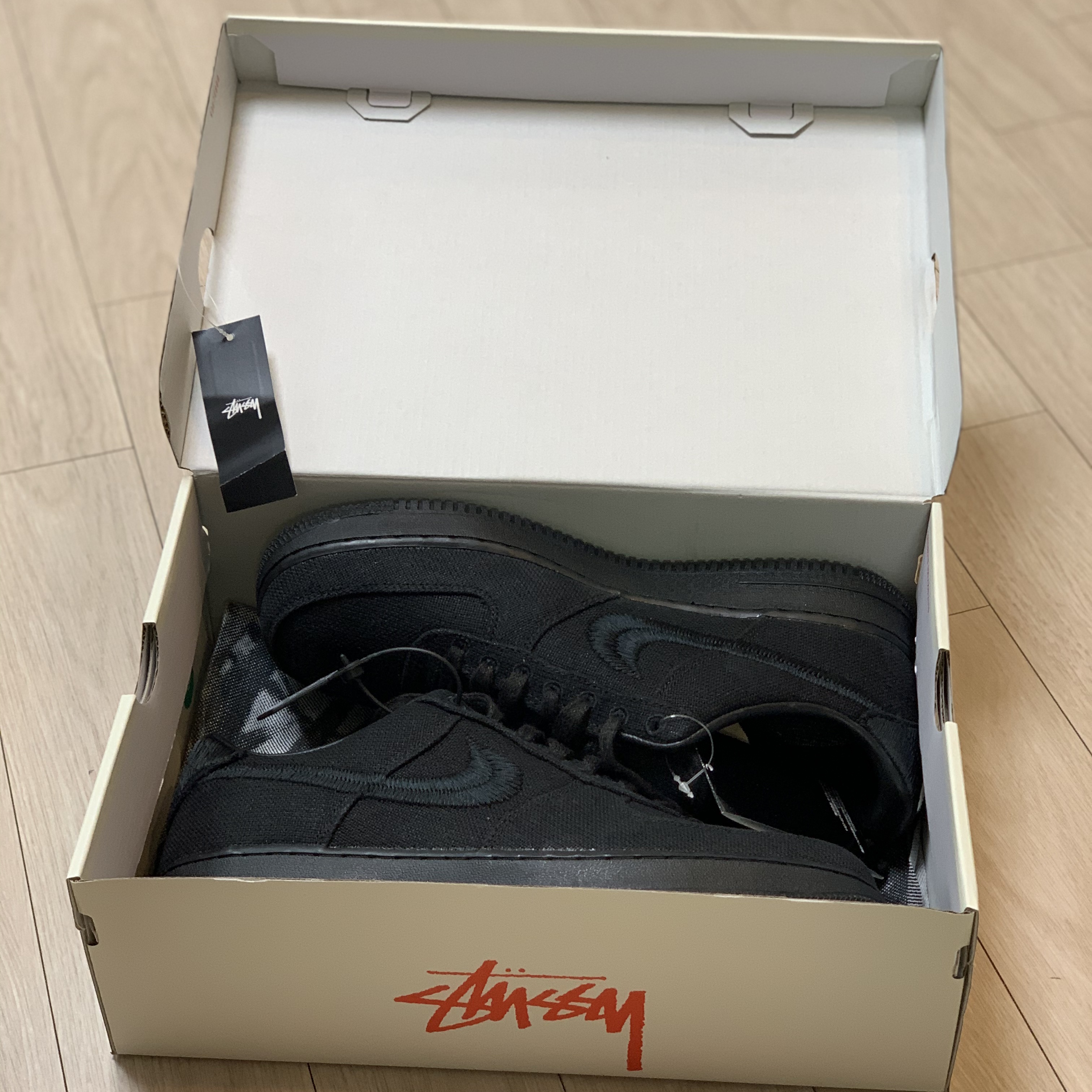 Nike x Stussy Air Force 1 Low Triple Black 착용 스타일 - 2