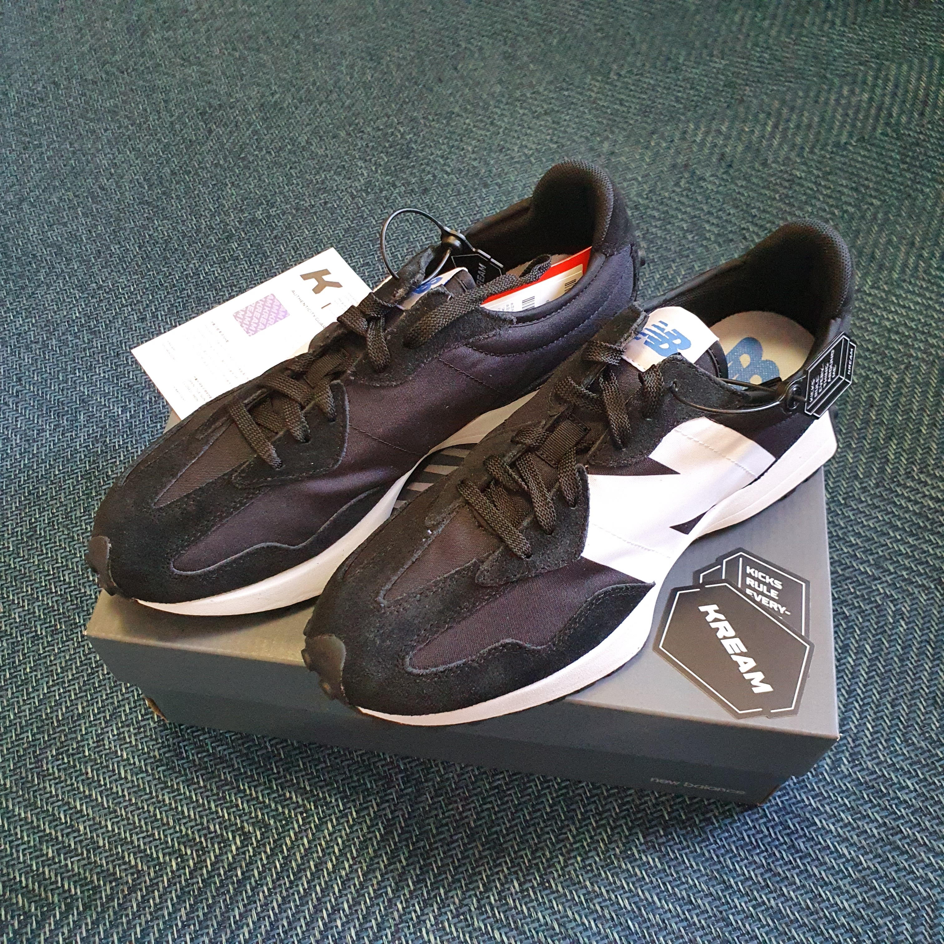 New Balance 327 Black 착용 스타일