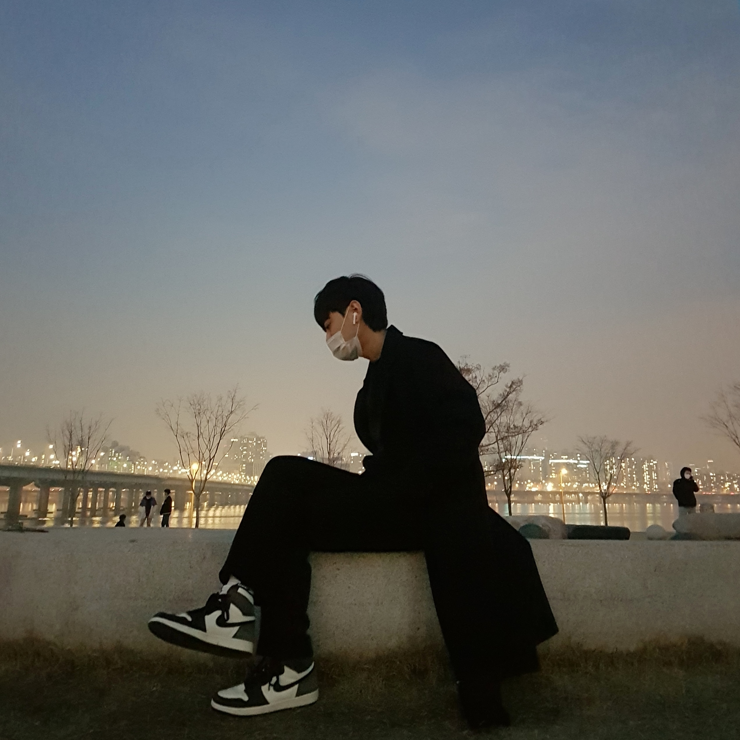 Jordan 1 Retro High OG Black Mocha, Essentials 3D Silicon Applique Boxy Long Sleeve T-Shirt Dark Slate/Black 2020 착용 스타일