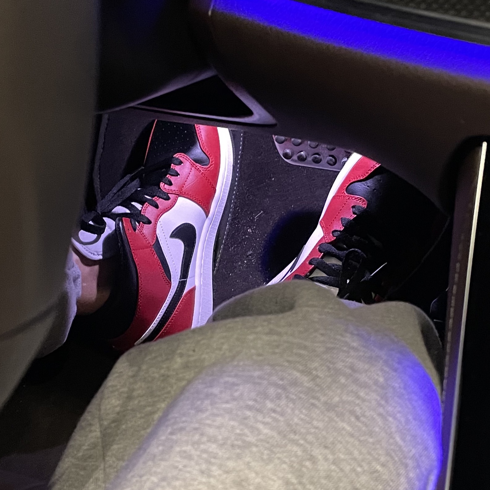 Jordan 1 Mid Chicago Black Toe 착용 스타일 - 1
