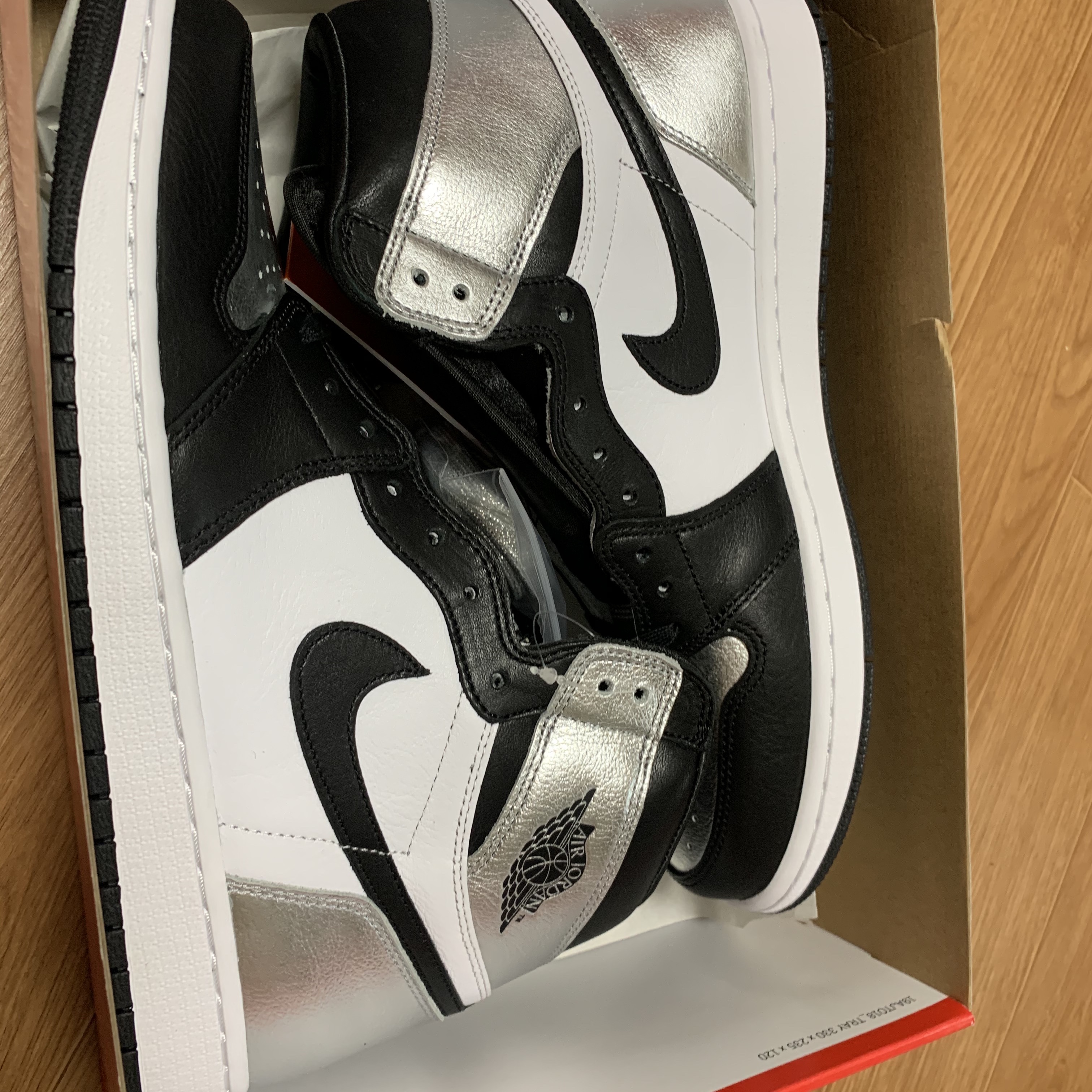 (W) Jordan 1 Retro High OG Silver Toe 착용 스타일