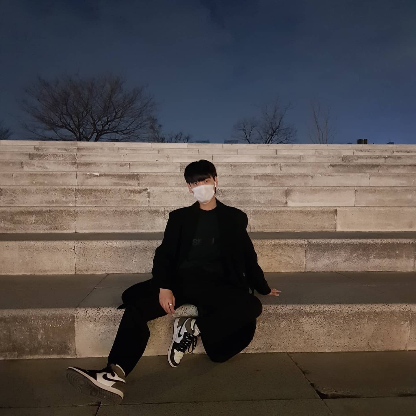 Jordan 1 Retro High OG Black Mocha, Essentials 3D Silicon Applique Boxy Long Sleeve T-Shirt Dark Slate/Black 2020 착용 스타일