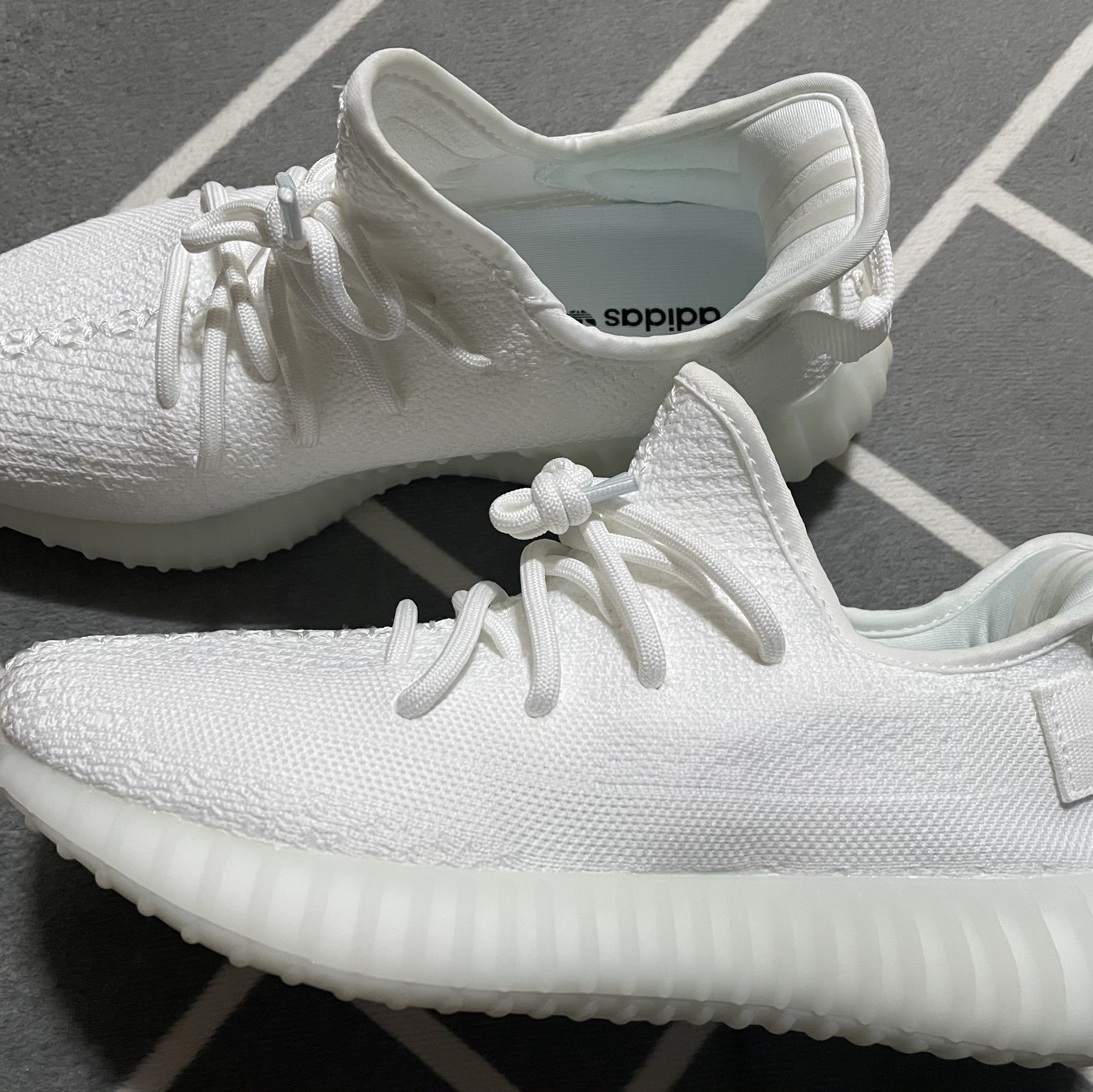 Adidas Yeezy Boost 350 V2 Cream/Triple White 착용 스타일