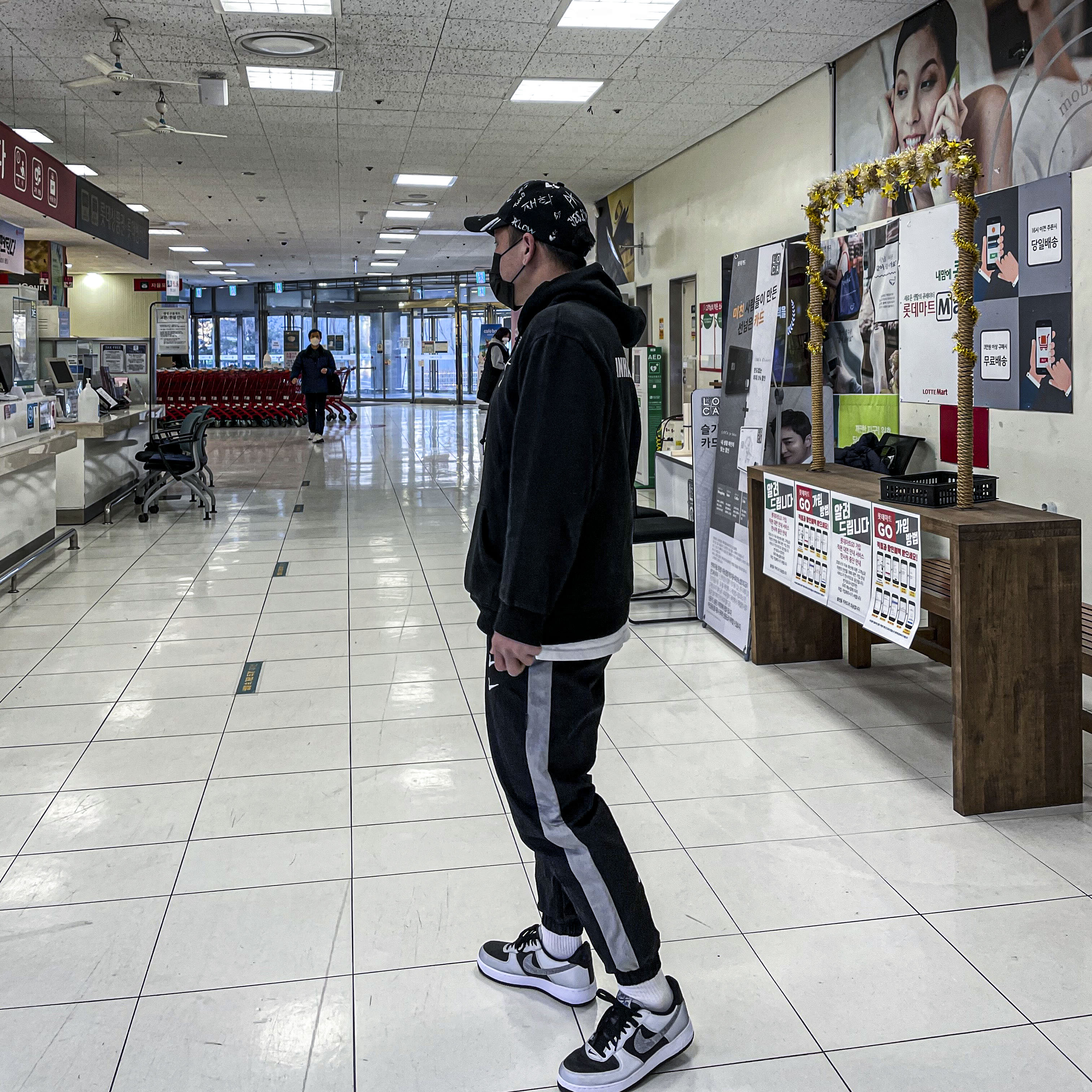Nike Air Force 1 B Silver Snake 착용 스타일 - 1