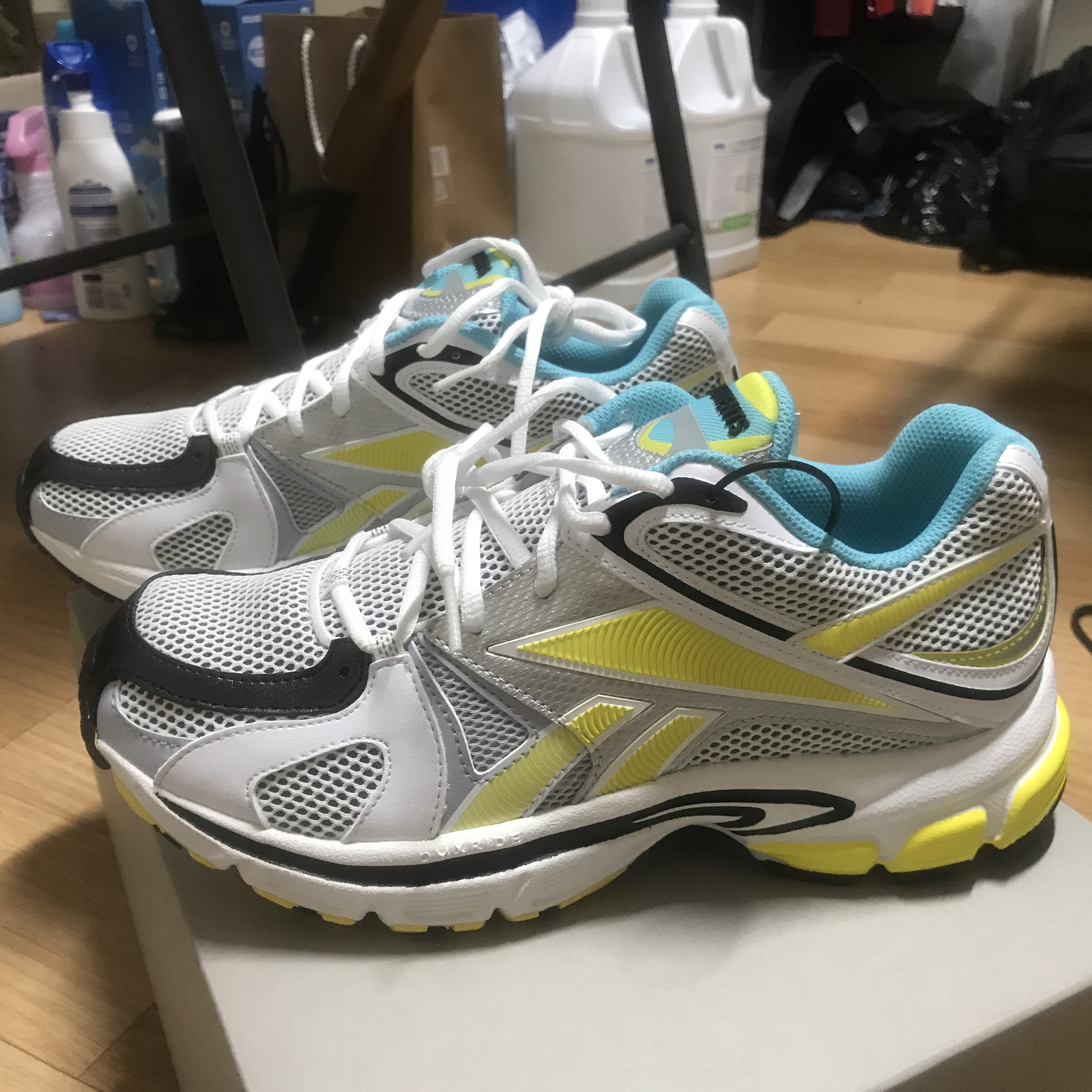 Reebok x Vetements Spike Runner 200 White Yellow 착용 스타일 - 2