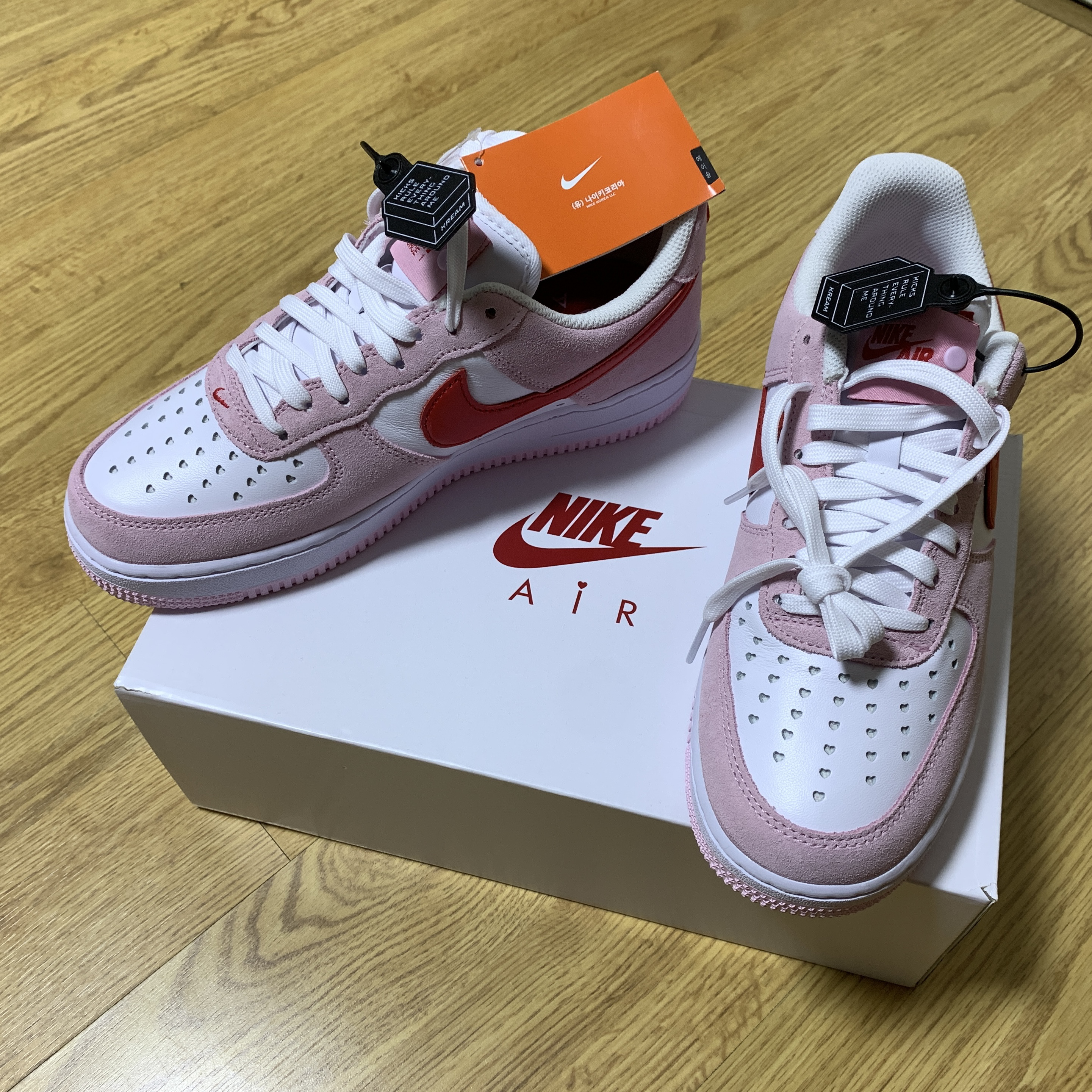 Nike Air Force 1 '07 QS Valentine's Day 착용 스타일