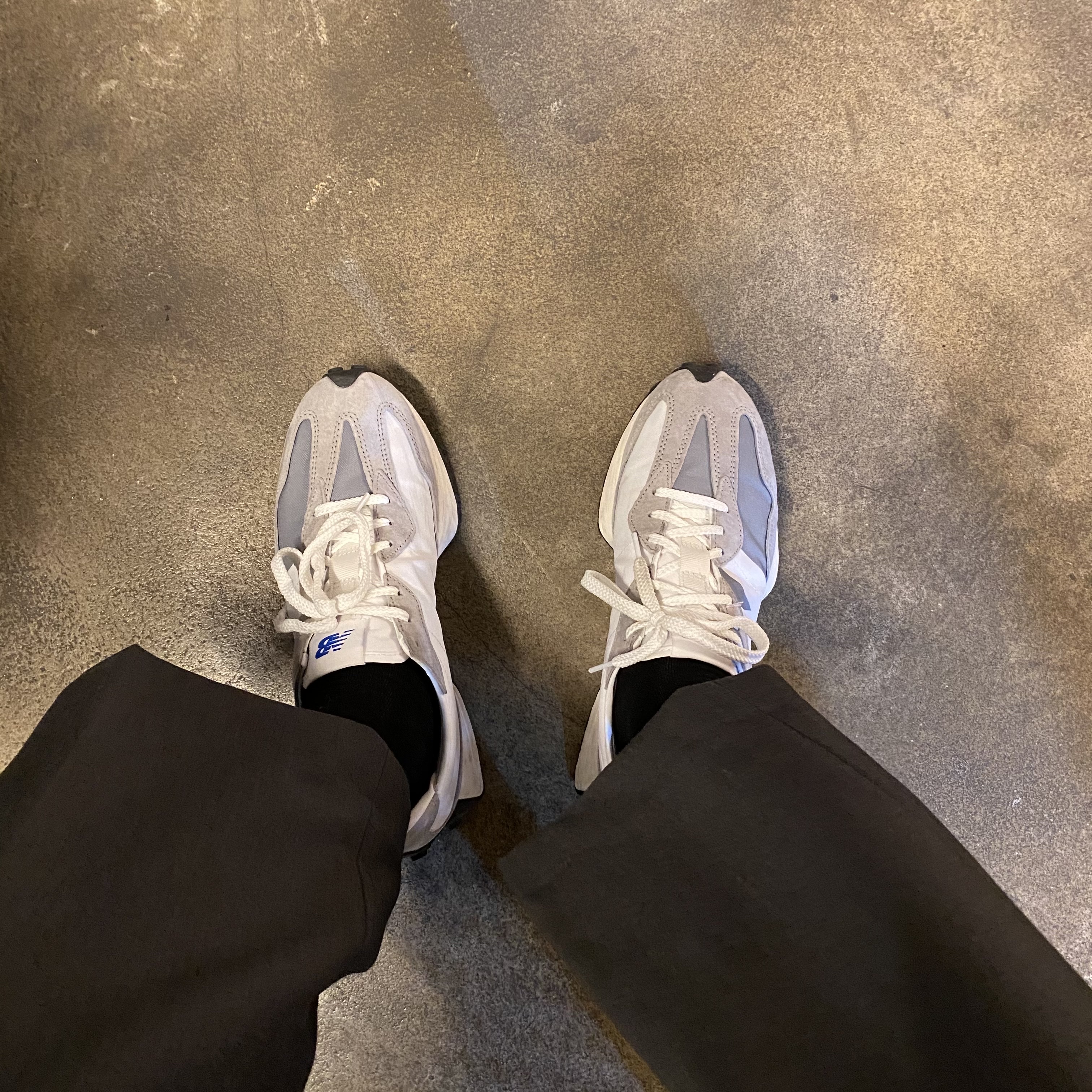 New Balance 327 Grey 착용 스타일 - 2