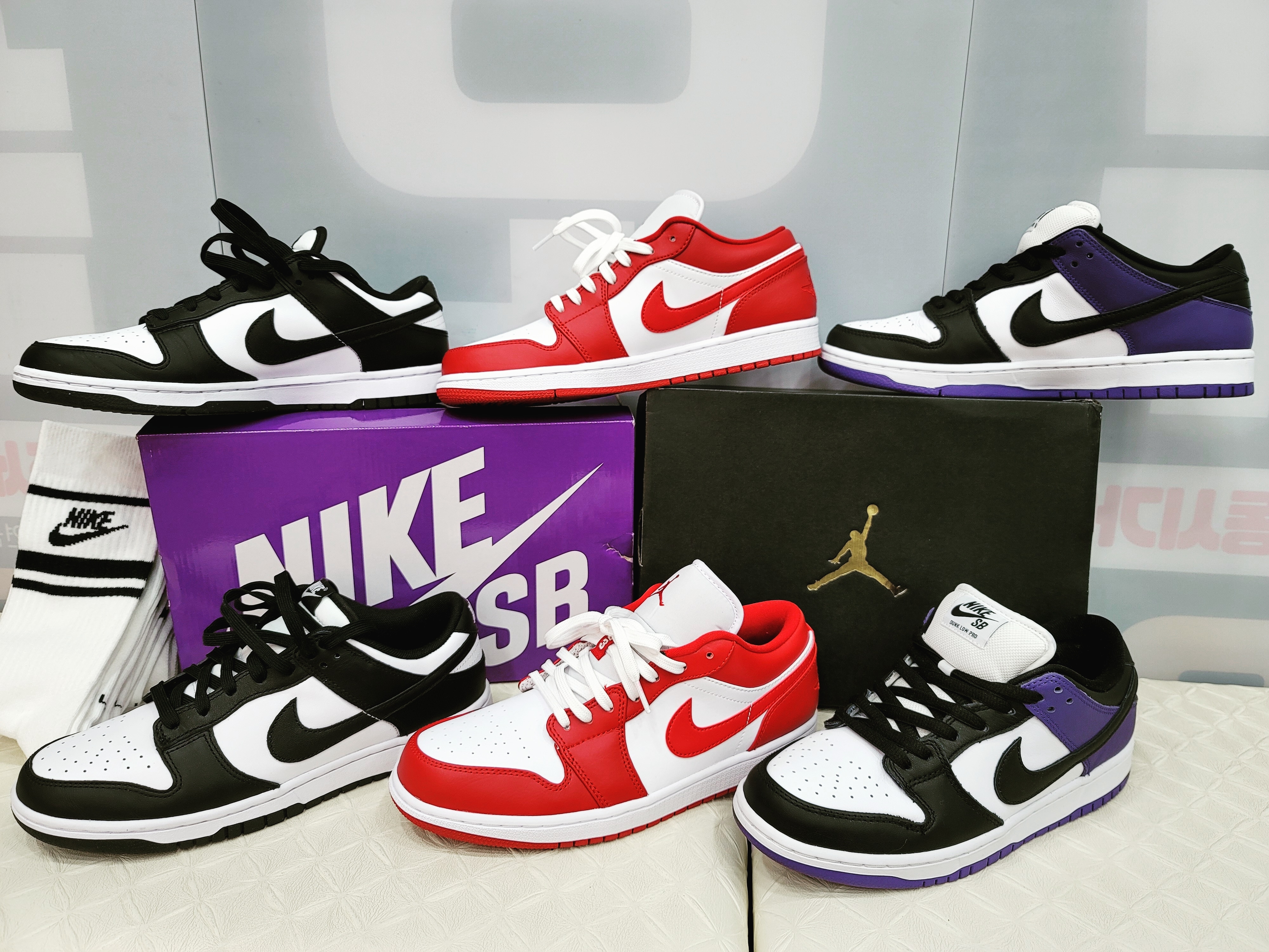 Nike Dunk Low Retro Black, Jordan 1 Low Gym Red White 착용 스타일