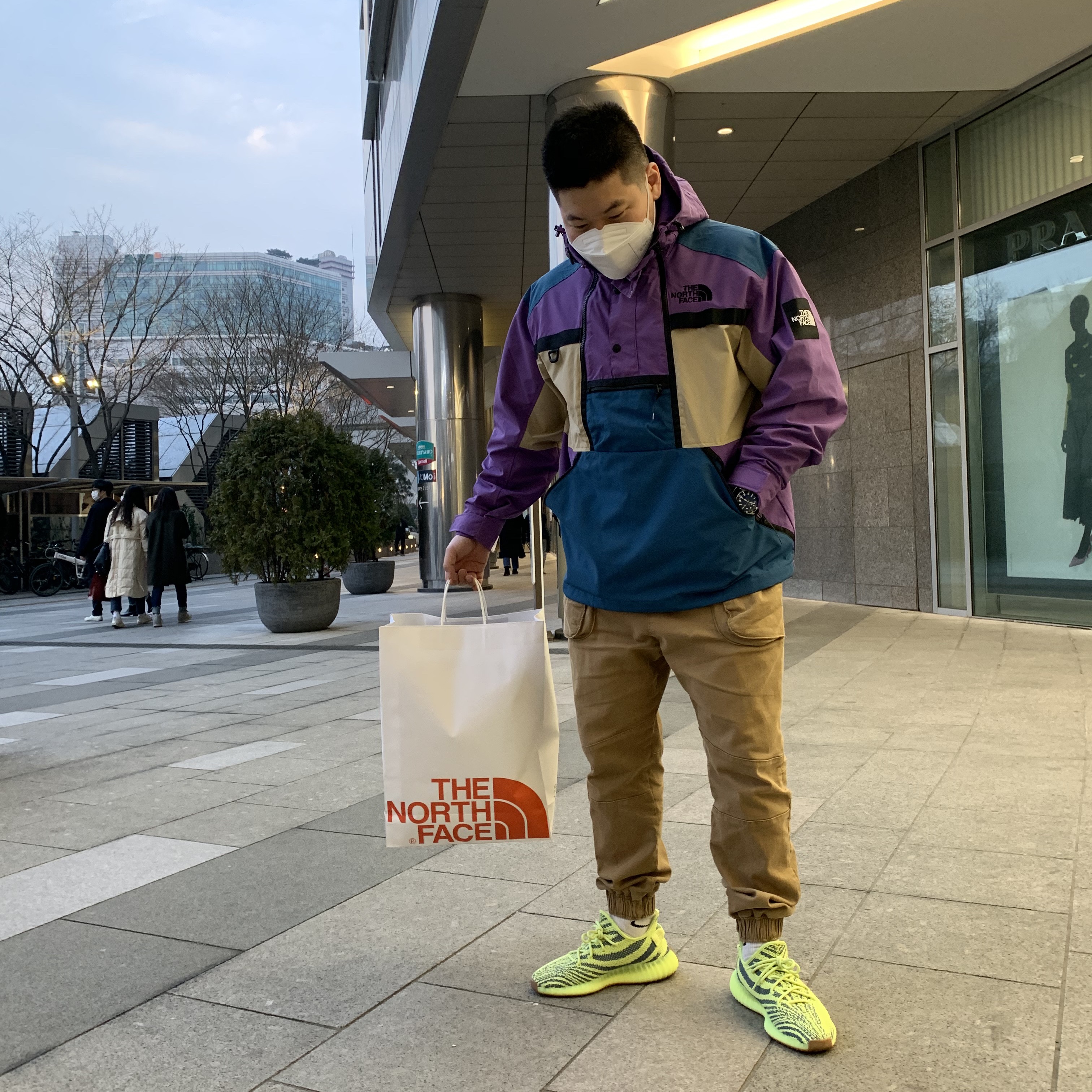 Adidas Yeezy Boost 350 V2 Semi Frozen Yellow 착용 스타일
