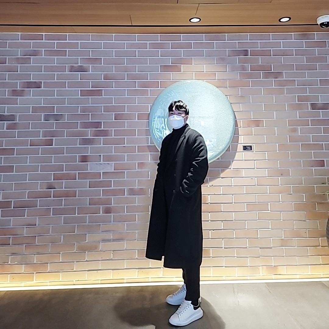 (W) Alexander McQueen Oversized Sneakers White Black 착용 스타일