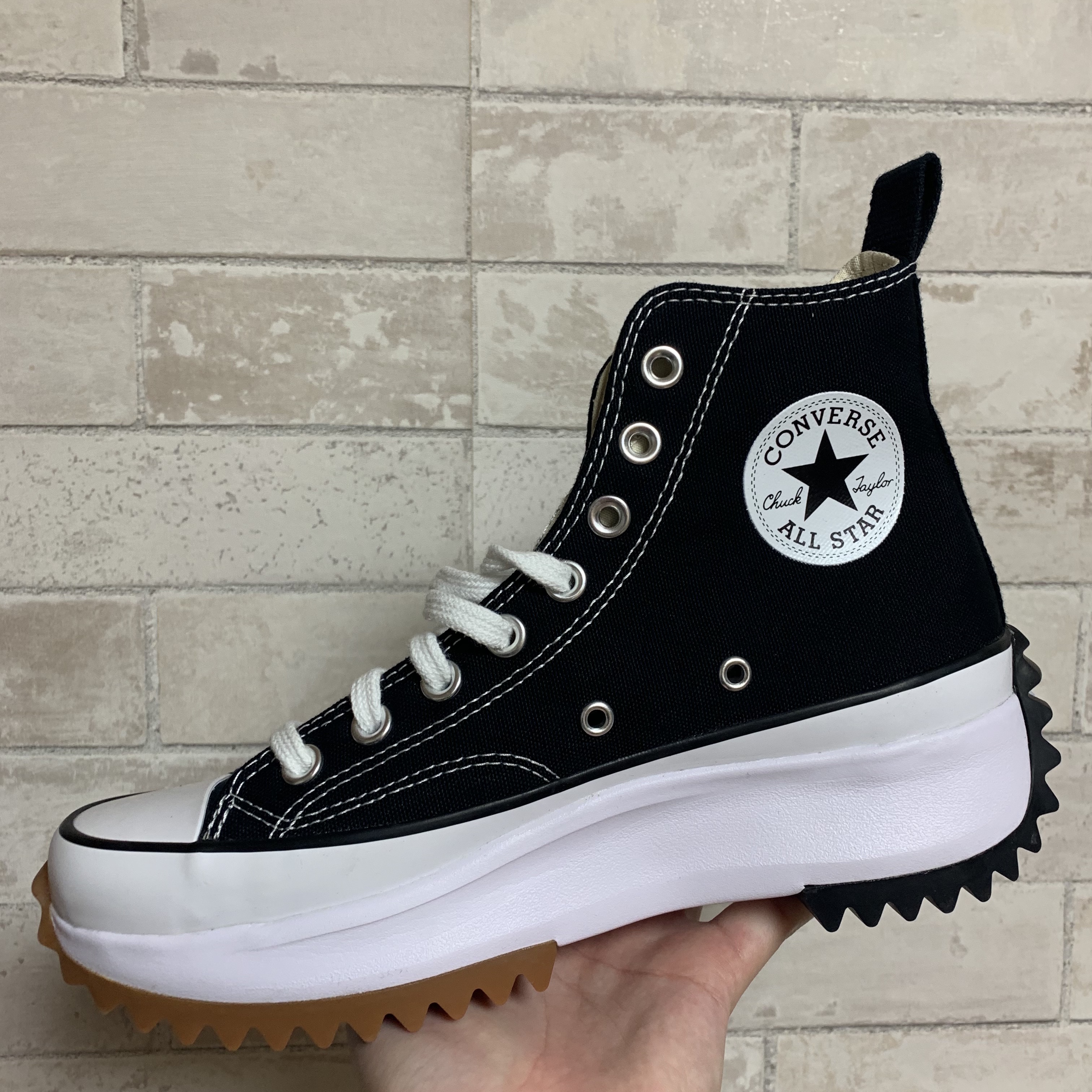 Converse Run Star Hike Hi Black White Gum, Converse Run Star Hike Hi White Black Gum 착용 스타일 - 1